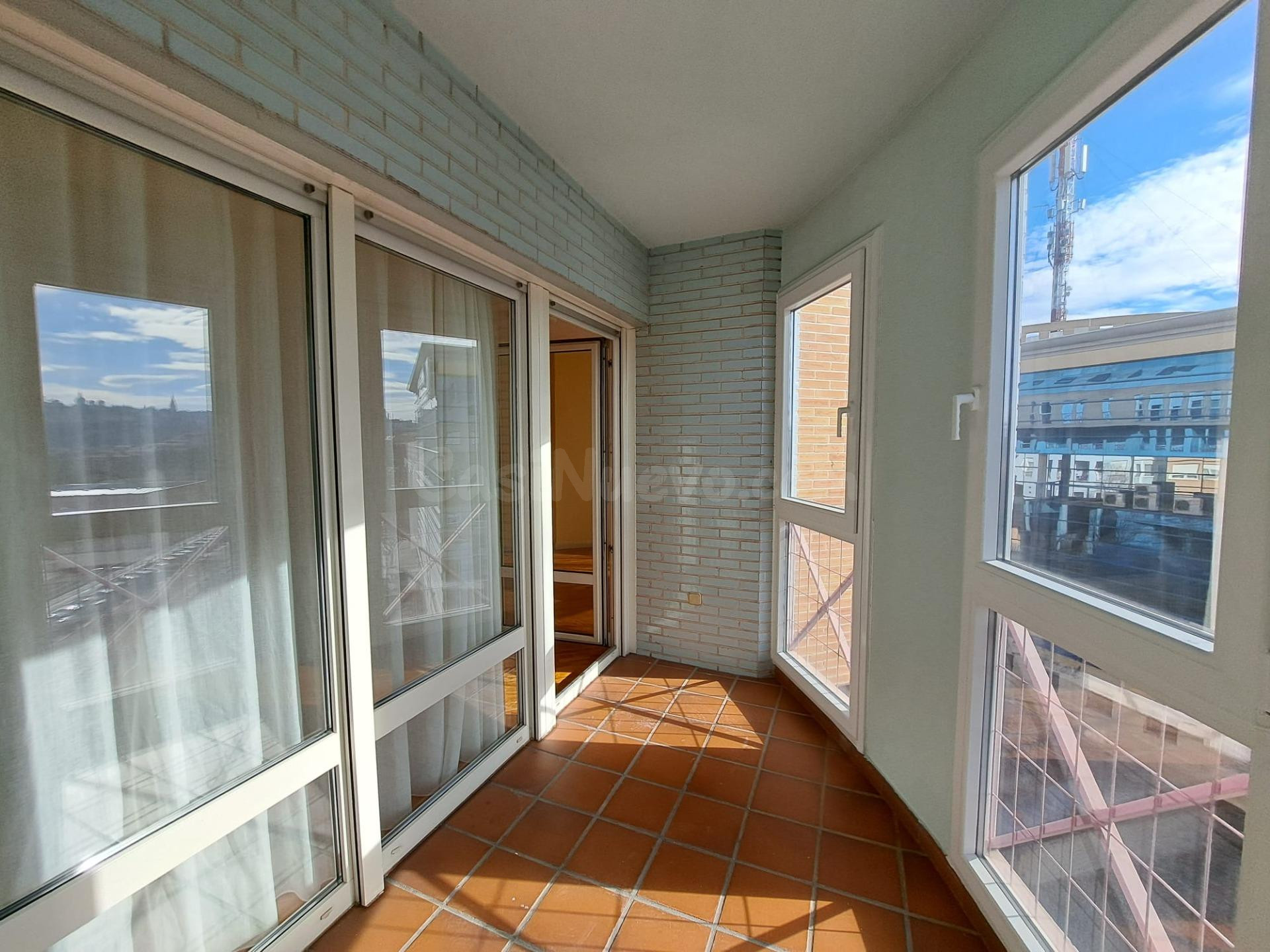 Avd. europa. Dúplex SIN AMUEBLAR con 6 dormitorios y 3 baños. Solo amueblada la cocina y los baños. Piscina comunitaria.