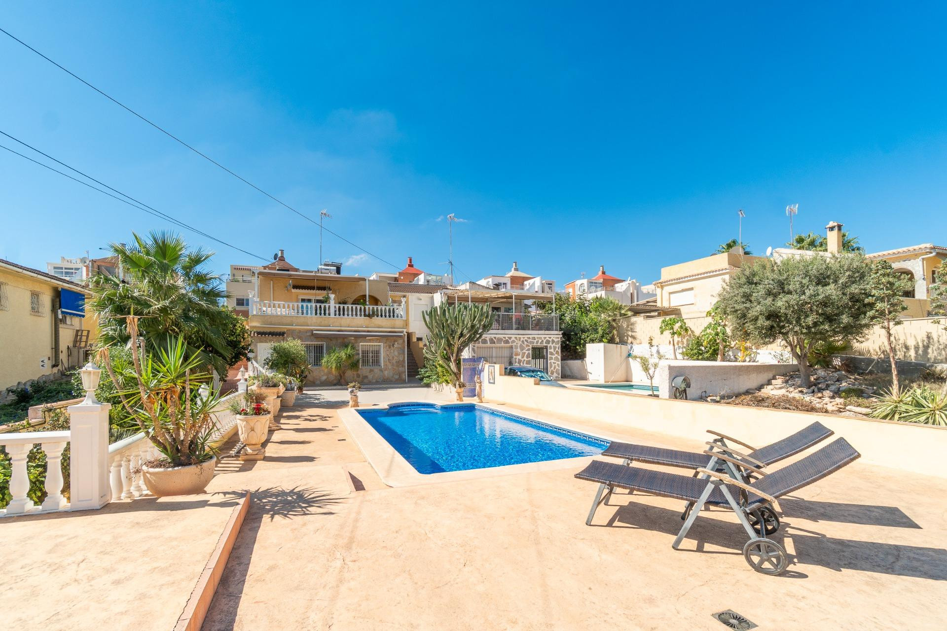 Chalet pareado con piscina, amplia parcela y alta eficiencia energética en Los Balcones