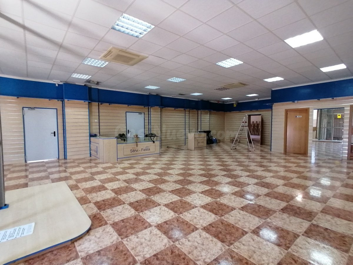 LOCAL COMERCIAL CONSTRUIDO EN NAVE DE 540 METROS CON LICENCIA DE APERTURA EN USO