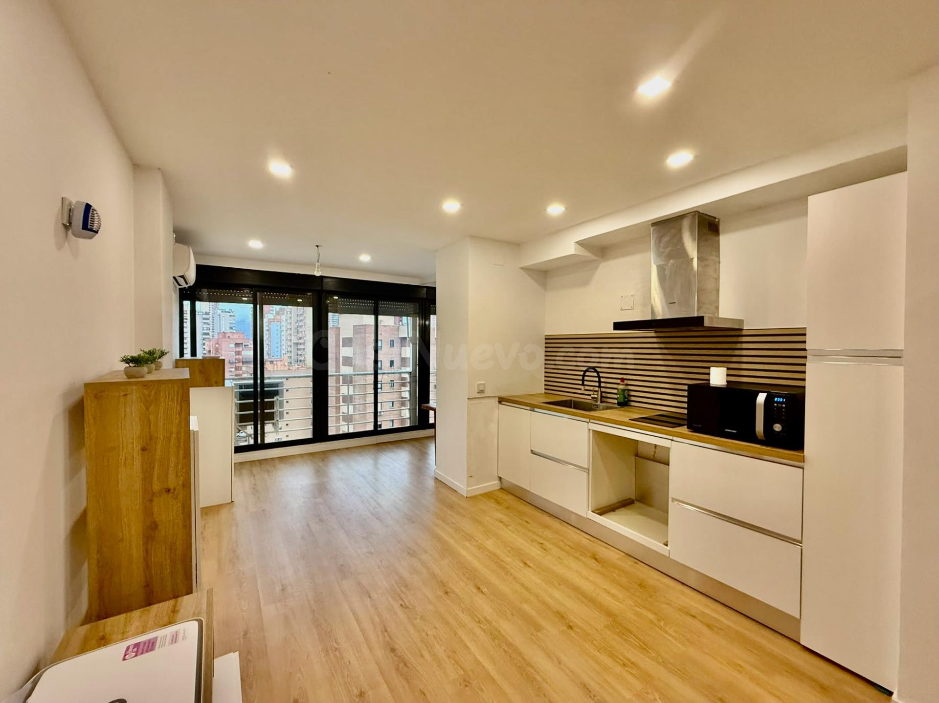 PISO REFORMADO DE 1 DORMITORIO EN EL EDIFICIO PLAYMON F, CON PISCINA Y VISTAS DESPEJADAS EN BENIDORM