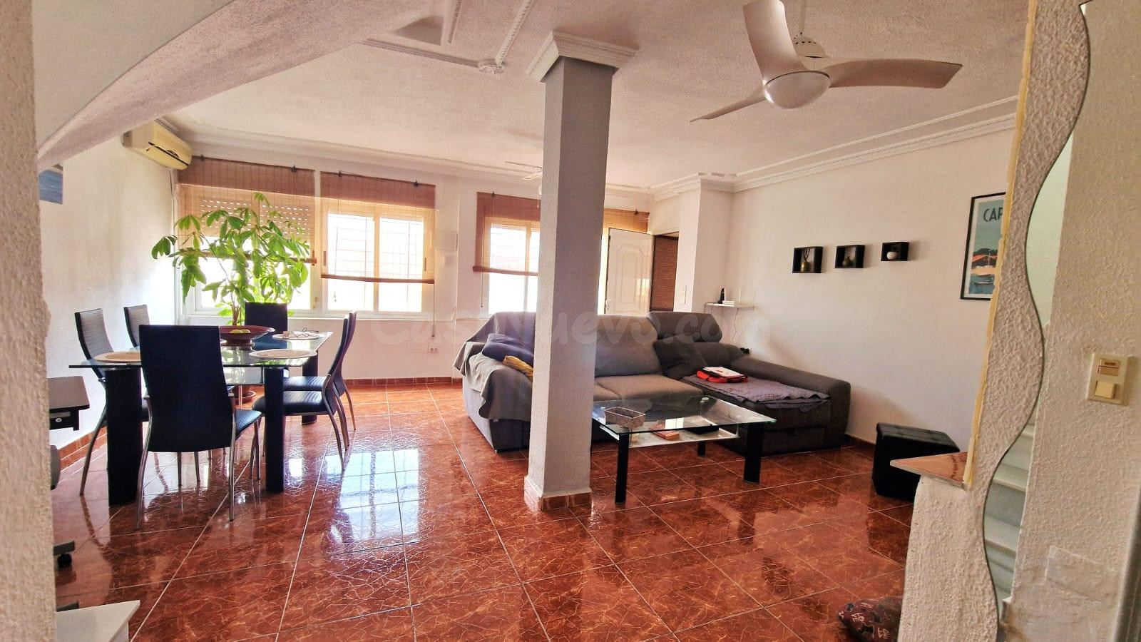 CHALET ADOSADO DE ESQUINA TOTALMENTE REFORMADO CON JARDÍN Y SOLÁRIUM