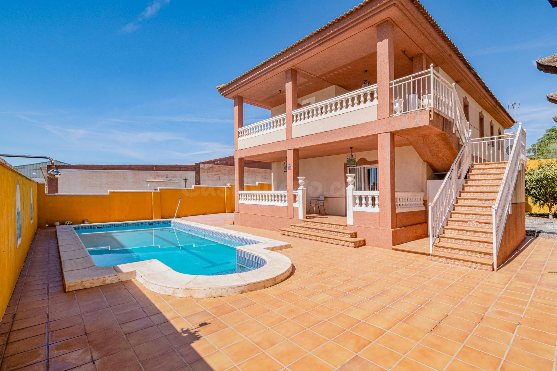 ¡Impresionante Chalet en Lachar con Piscina y Amplios Espacios! ✨