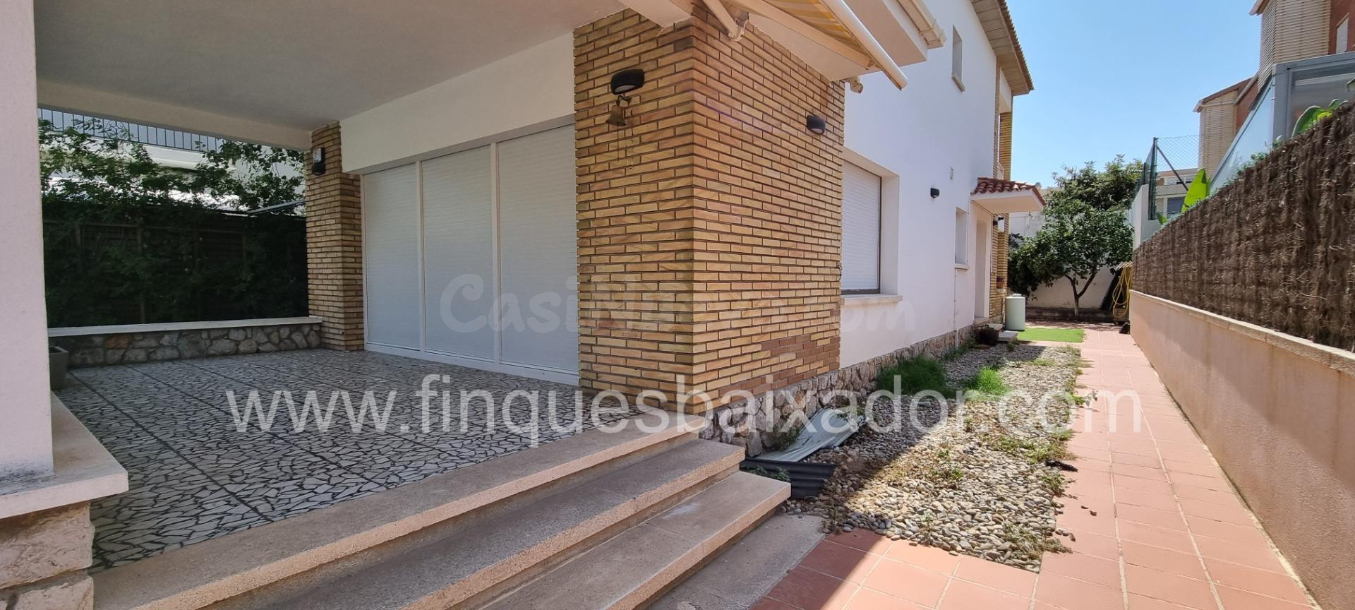 ¡FINQUES BAIXADOR PRESENTA ESTA CASA A 4 VIENTOS EN LA PLAYA - foto 2