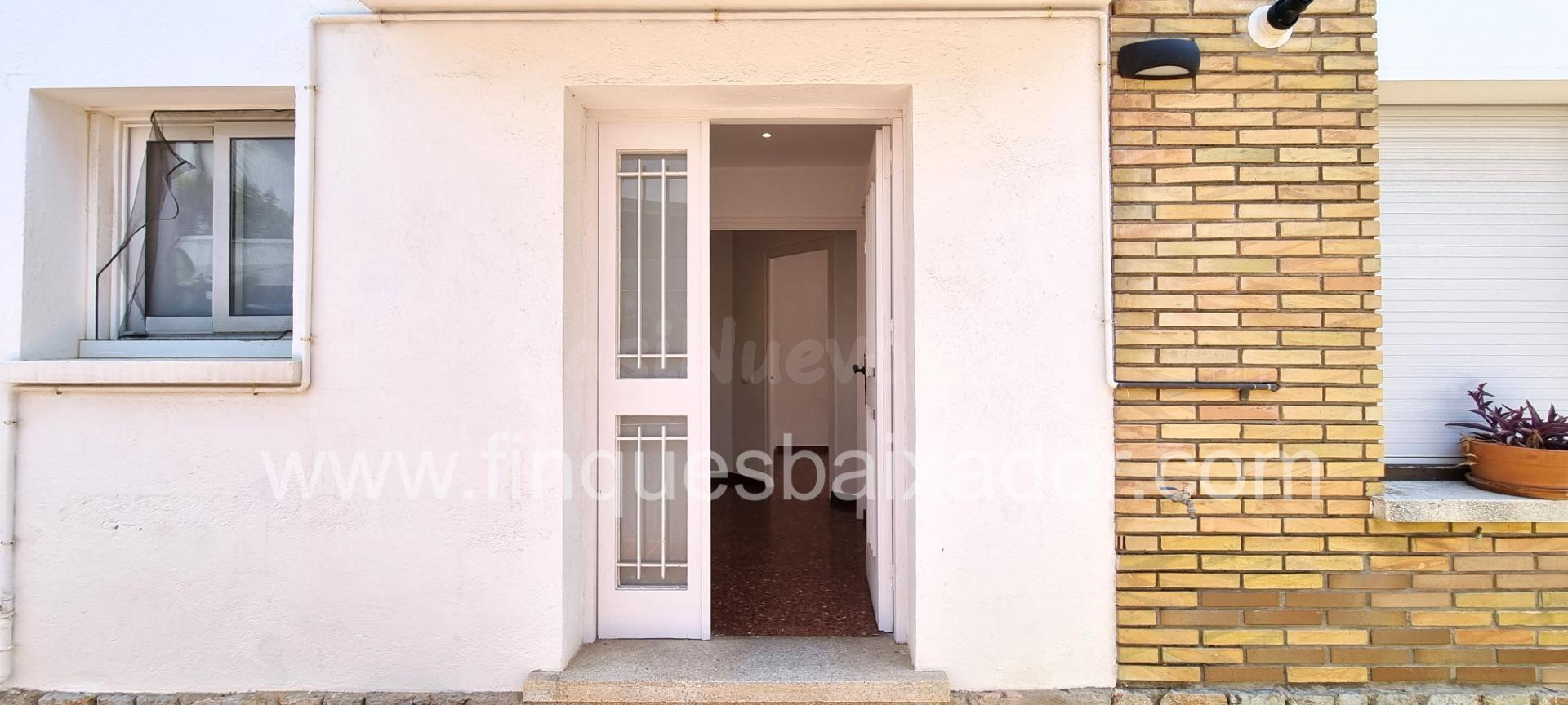 ¡FINQUES BAIXADOR PRESENTA ESTA CASA A 4 VIENTOS EN LA PLAYA - foto 3