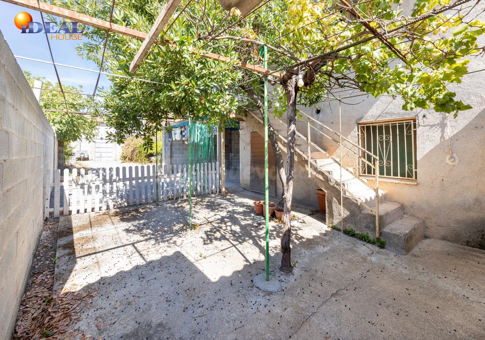 ¡CASA EN UNA SOLA PLANTA, CREA TU VIVIENDA IDEAL EN ALBOLOTE! Casa en una sola planta con patio, garaje y un gran potencial.
