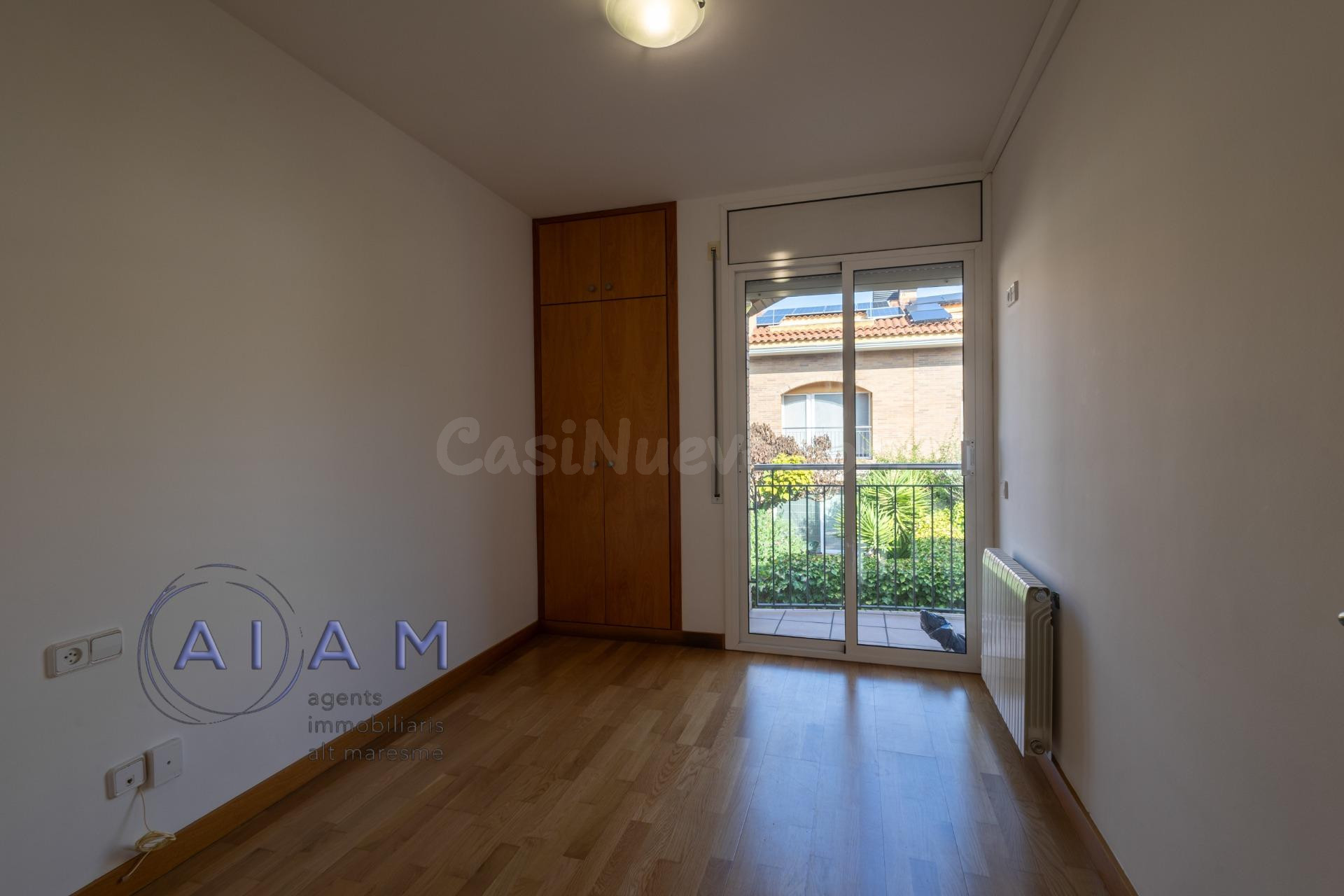 EN EXCLUSIVA CASA ADOSADA CON TERRAZAS Y MUCHO ESPACIO EN SA - foto 4