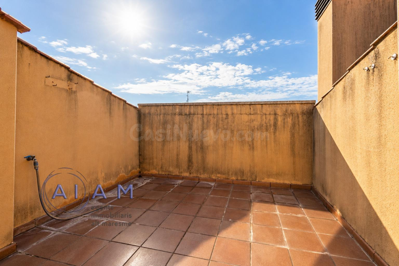 EN EXCLUSIVA CASA ADOSADA CON TERRAZAS Y MUCHO ESPACIO EN SA - foto 5