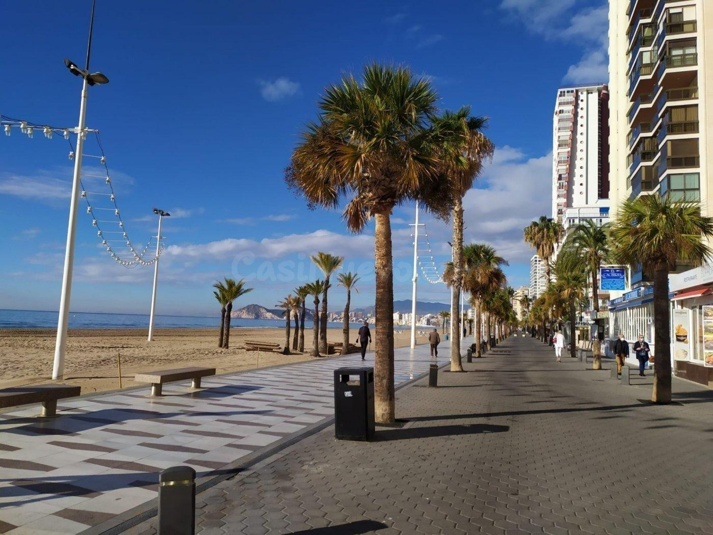 Amplio piso con vistas al mar y 4 dormitorios en 1 Línea playa Levante.