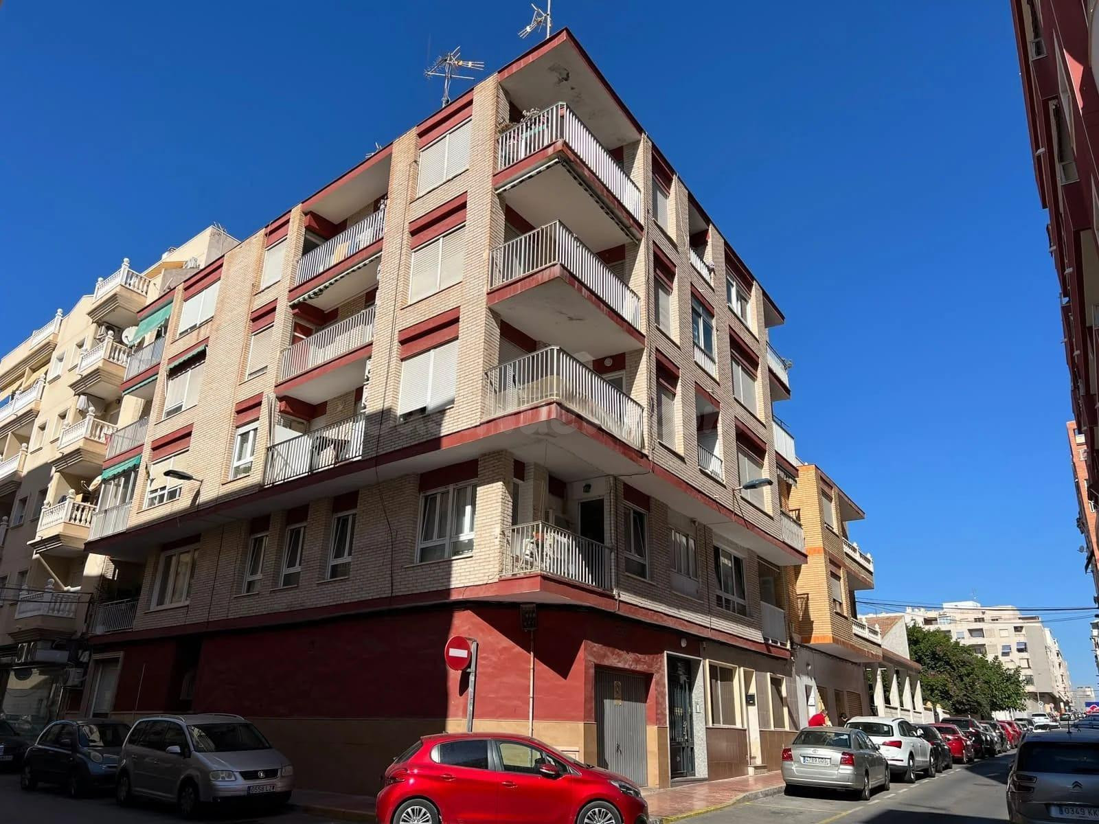 Apartamento reformado con terraza, en la provincia de Alicante, en la ciudad de Torrevieja. 3 habitaciones | 98 m2 | A 60 metros del mar