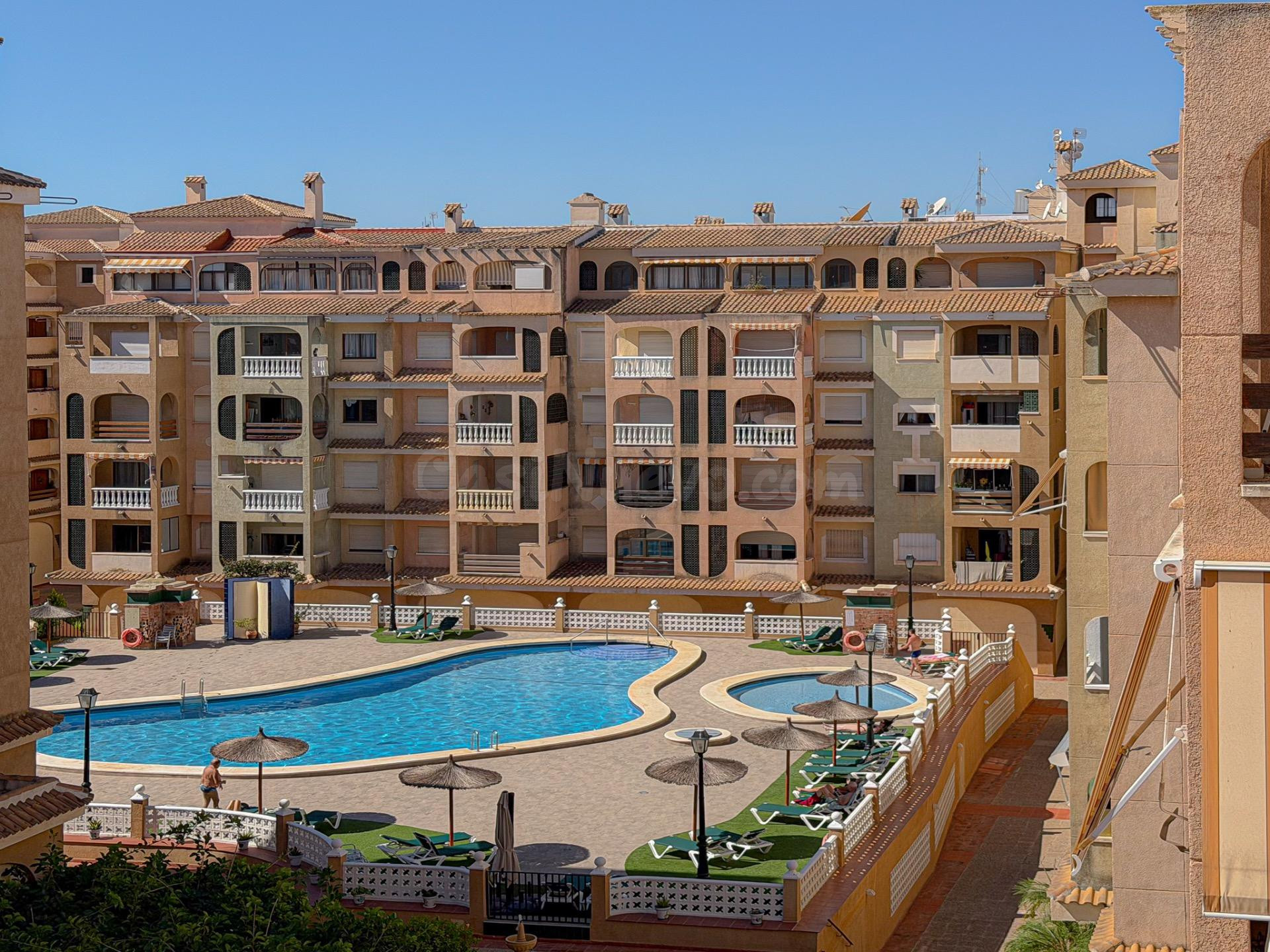 Amplio apartamento con 3 dormitorios y gran terraza con vistas a la piscina + Garaje incluido en el precio
