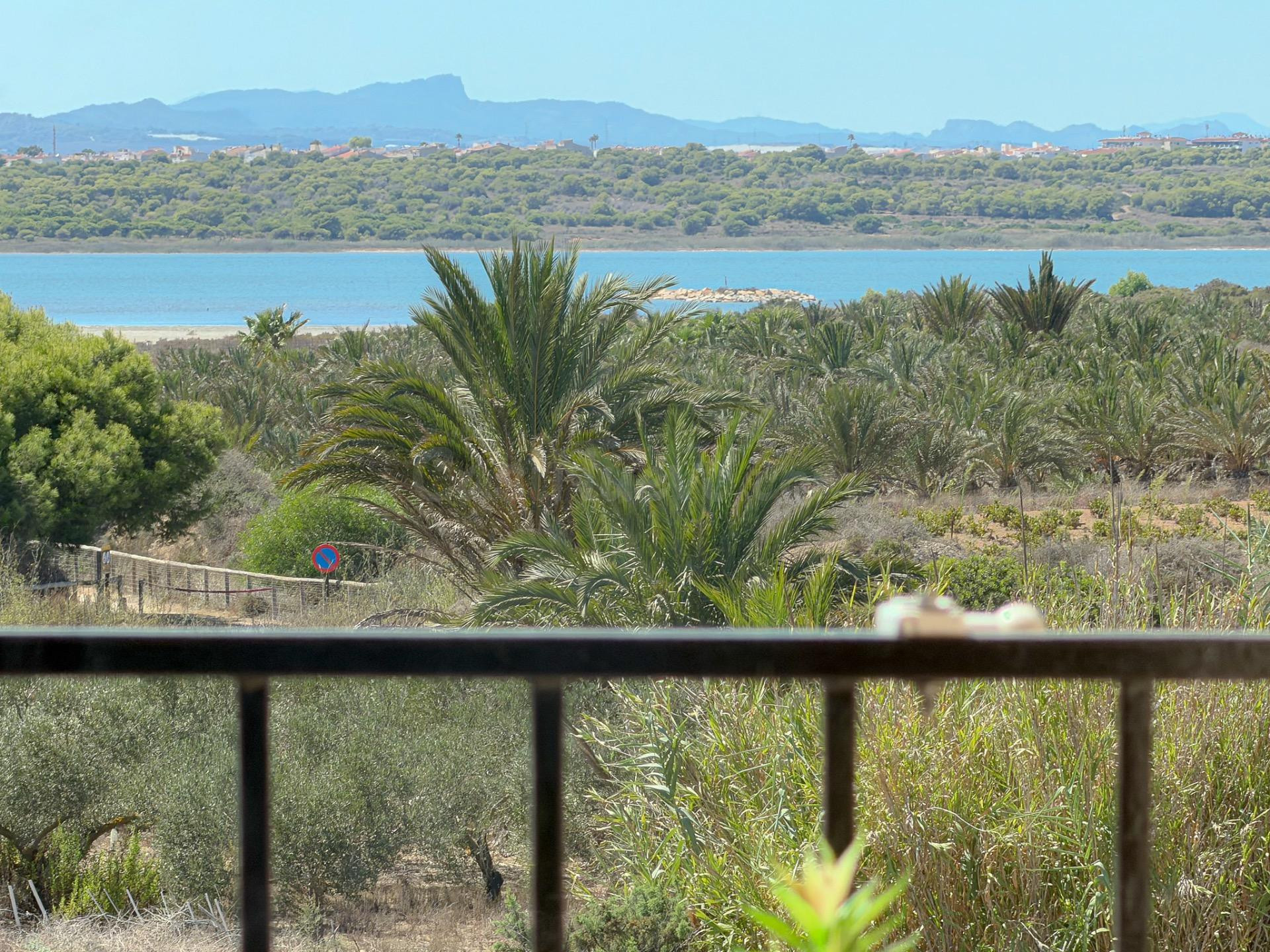 Espléndido apartamento reformado, tipo Loft con 1 dormitorio y terrazas con impresionantes vistas a la laguna rosa (450 m de playa)