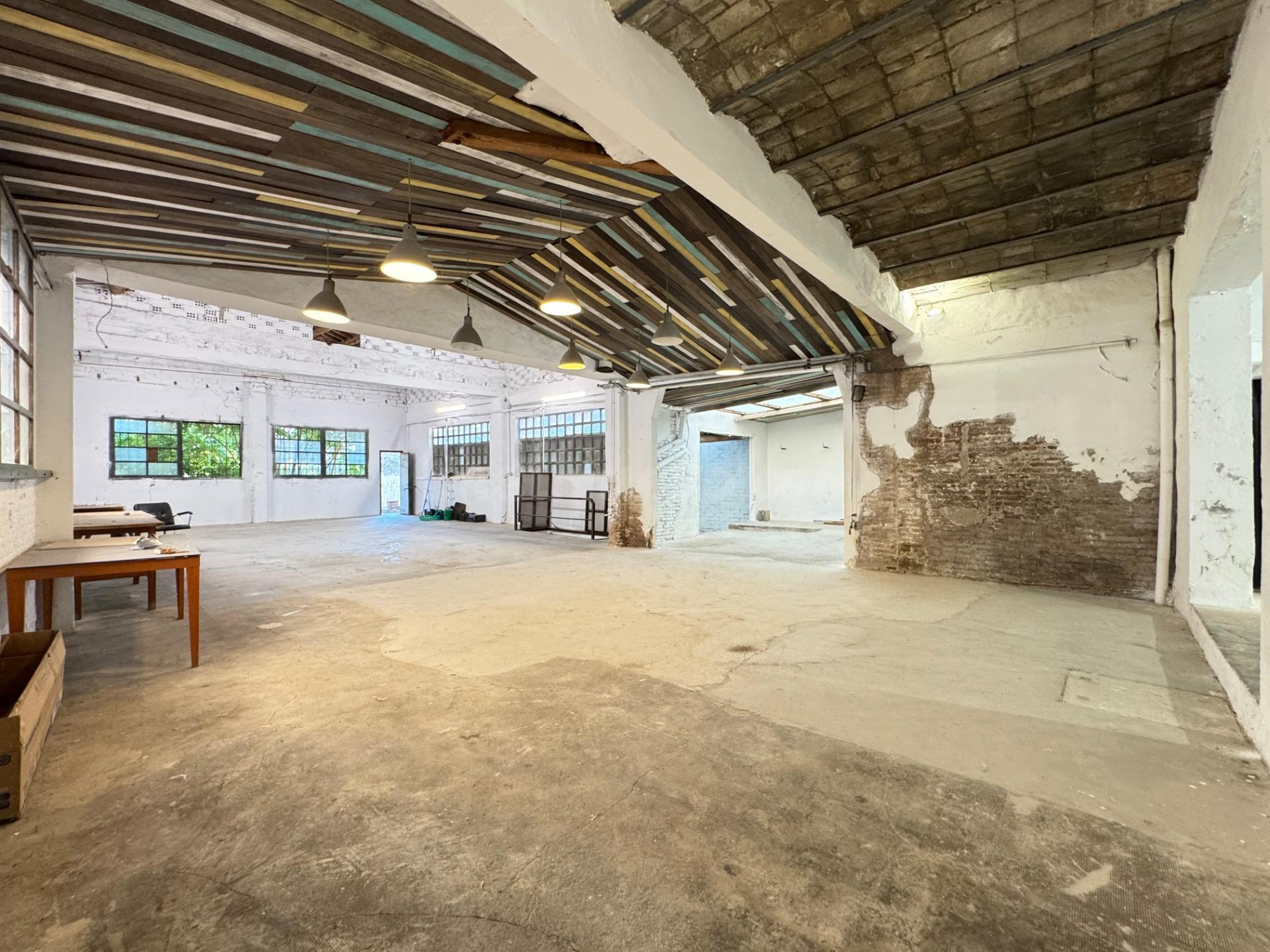 Nave en zona urbana con 264 m2 y con jardín de 114 m2 orient