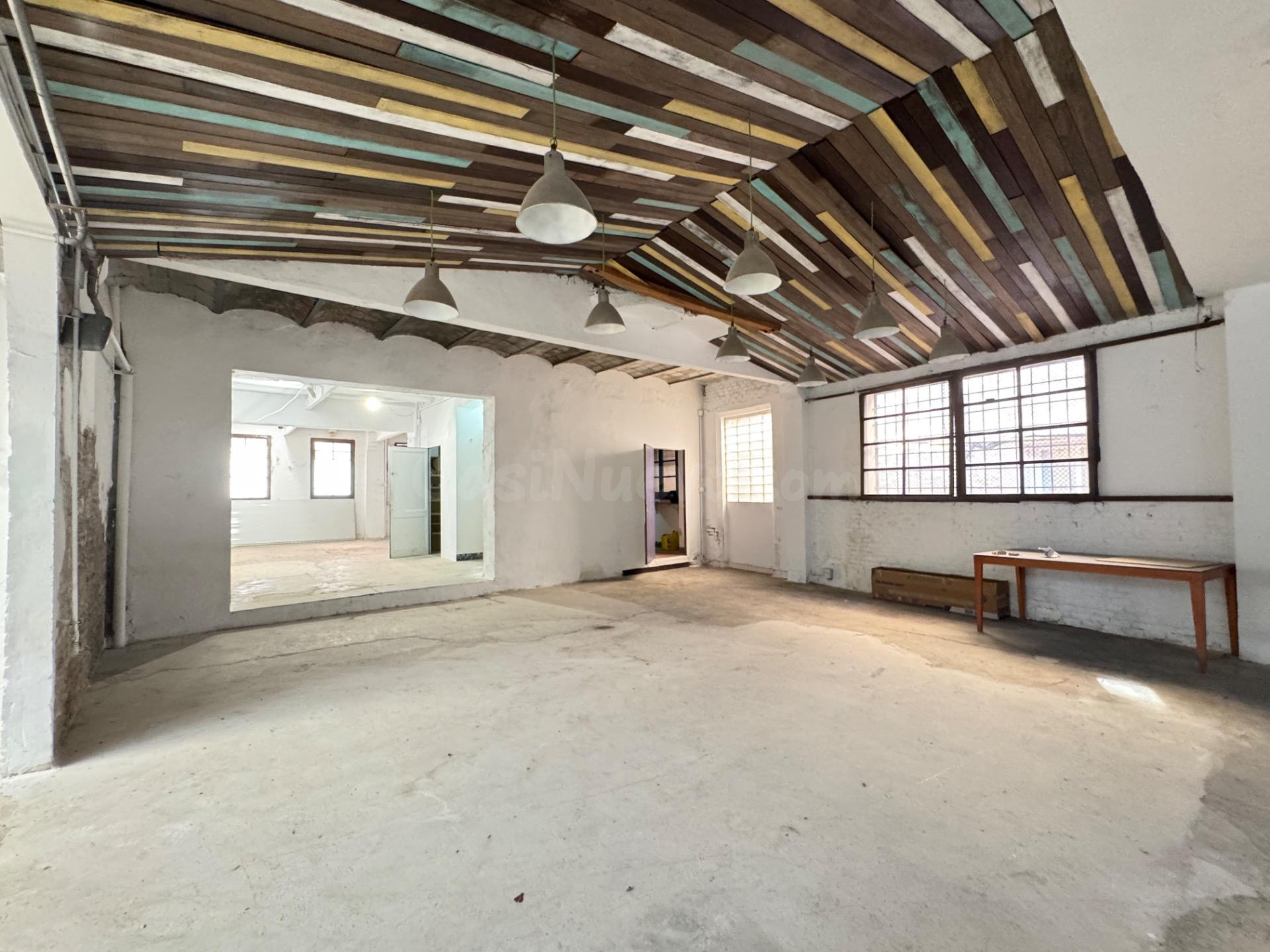 Nave en zona urbana con 264 m2 y con jardín de 114 m2 orient - foto 4
