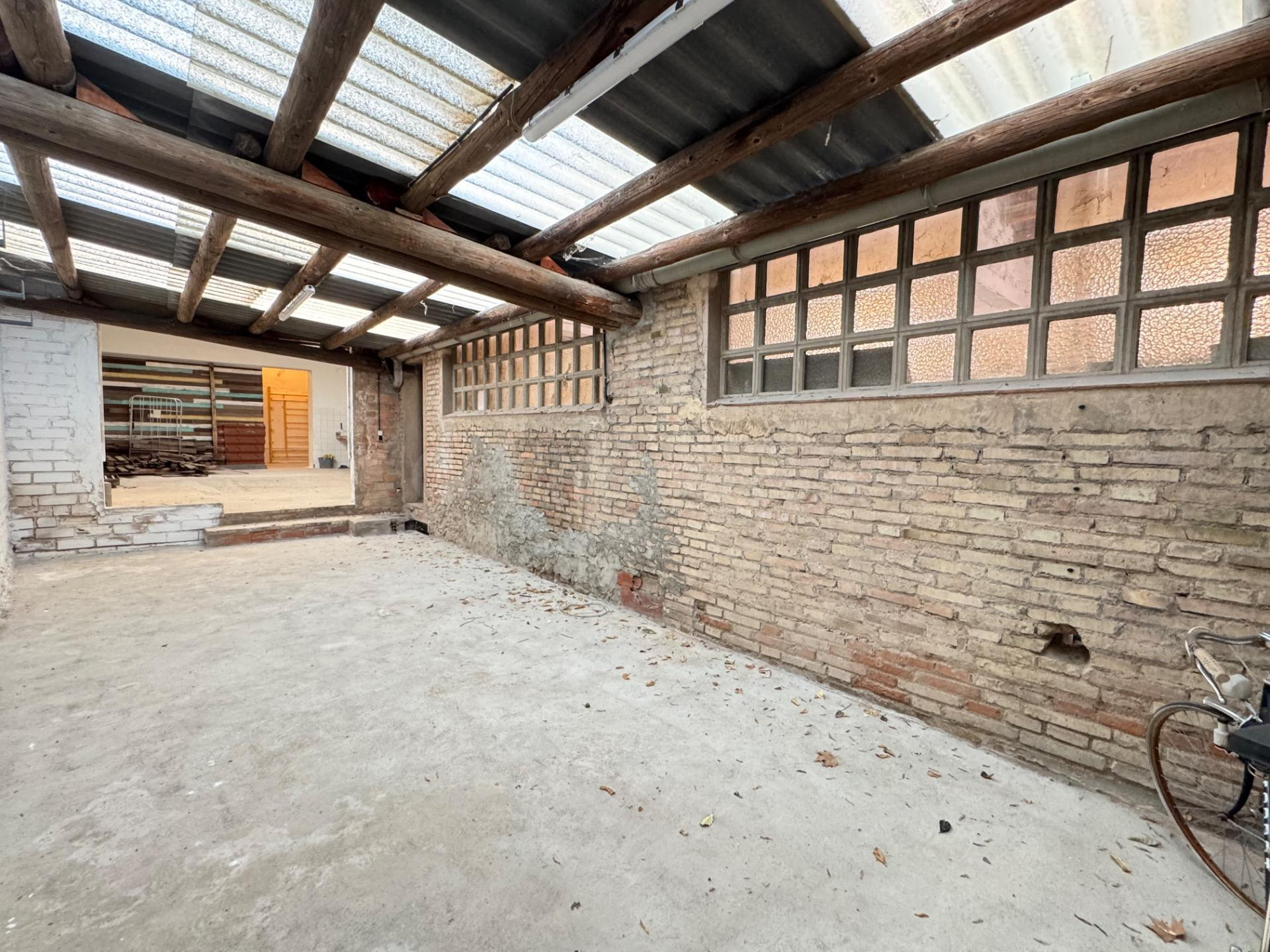 Nave en zona urbana con 264 m2 y con jardín de 114 m2 orient - foto 5