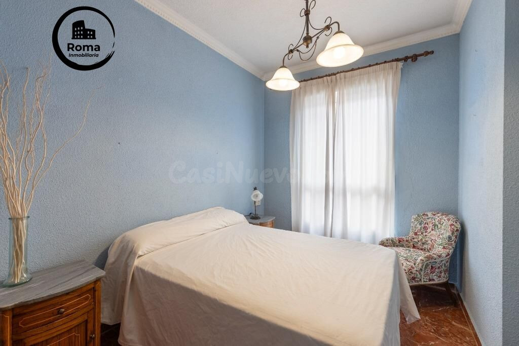 Casa adosada en urbanización con piscina junto al Ferial