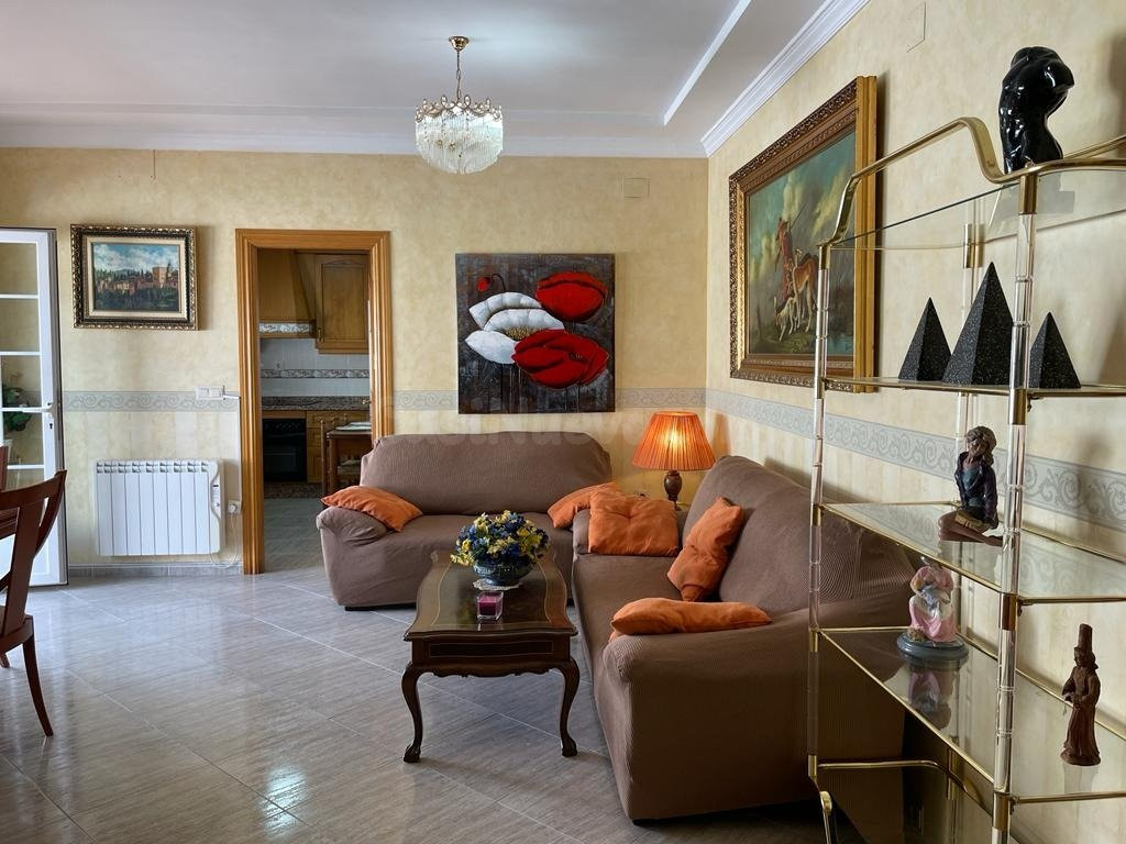 CASA EN UNA PLANTA !! Tres dormitorios, dos baños, patio, cochera.