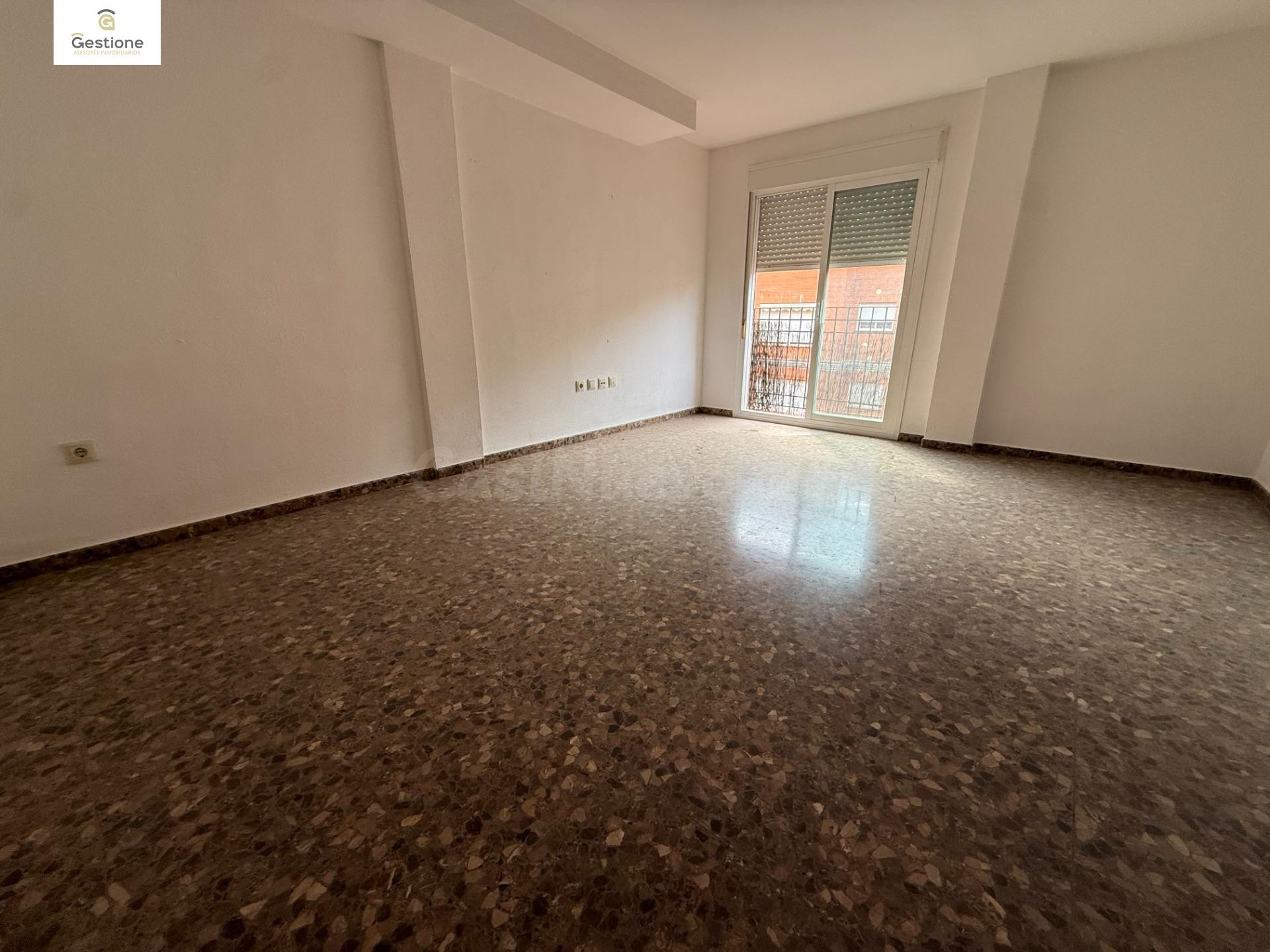 Luminoso piso con garaje en zona LLombai