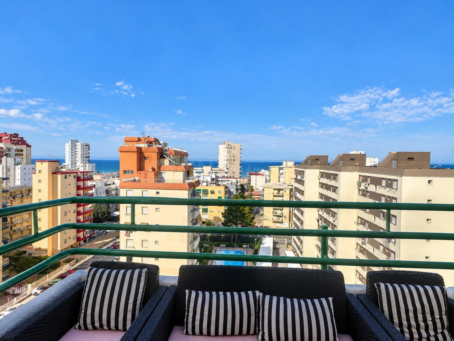 Espectacular ático con vistas al mar, garaje y piscina comun - foto 4