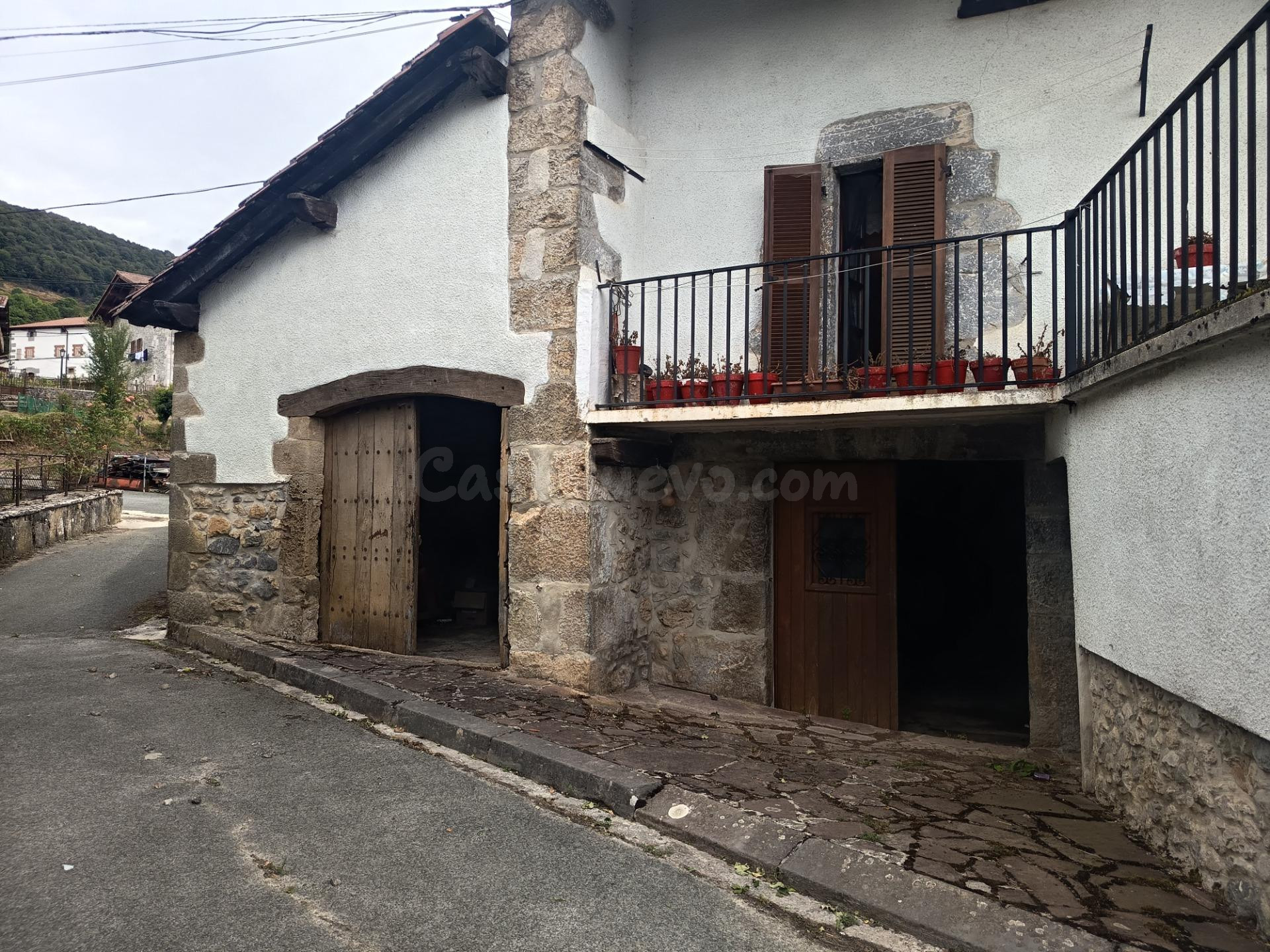 Conjunto Inmobiliario con Caserío tradicional y terreno.