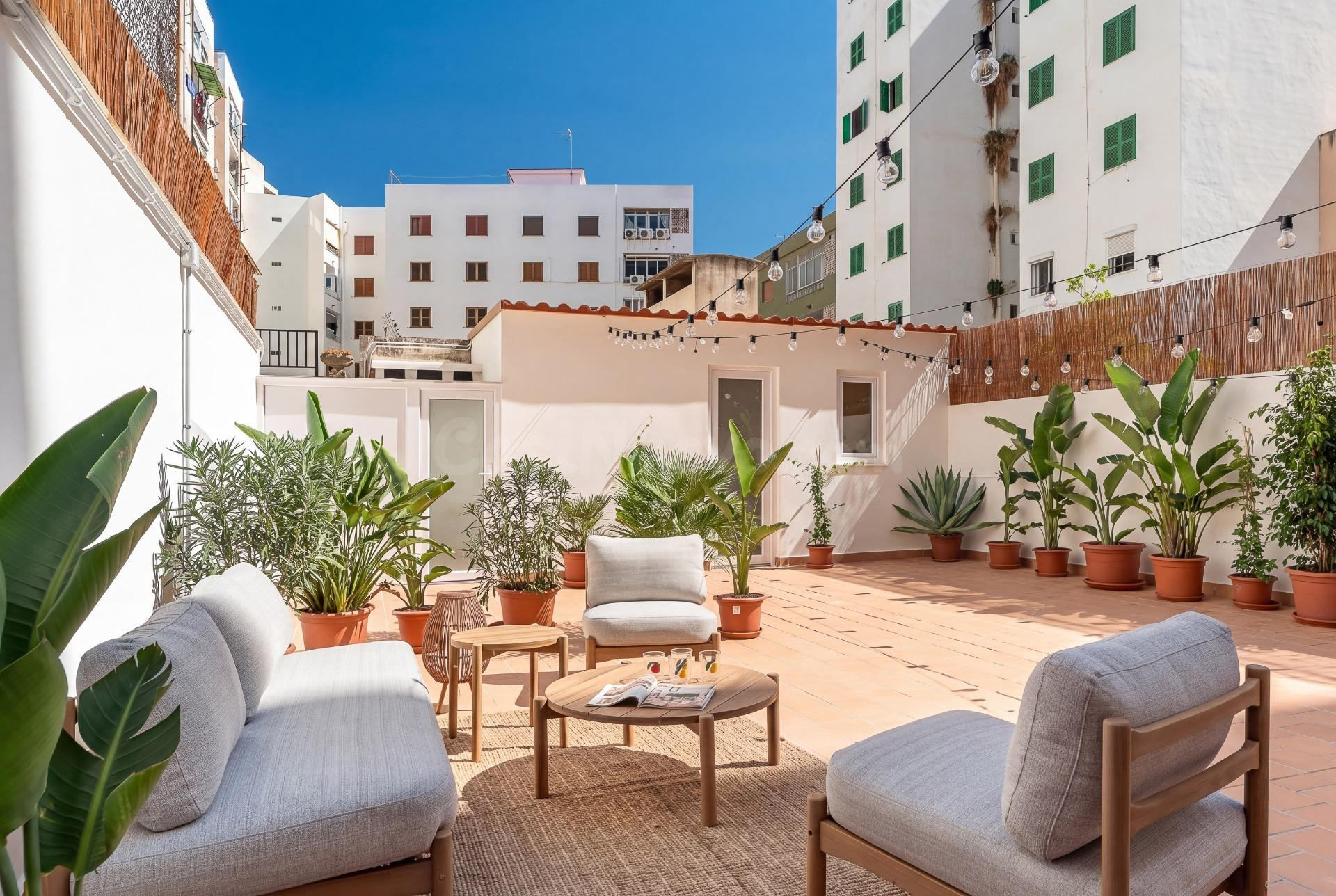 Piso reformado con espectacular terraza de 115 m2 en S'Escorxador – Palma
