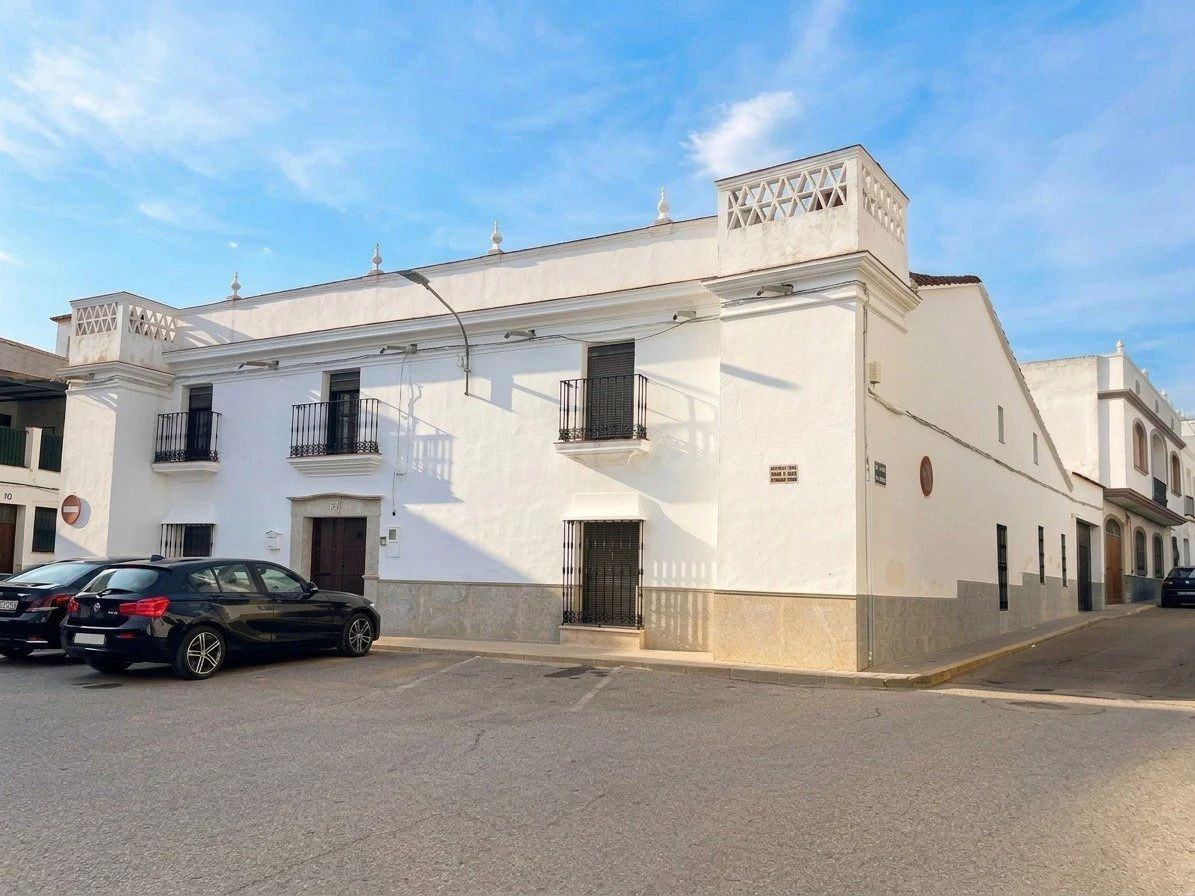 Imponente edificio histórico de 810 m2 con gran patio en casco histórico de Arroyo de San Serván