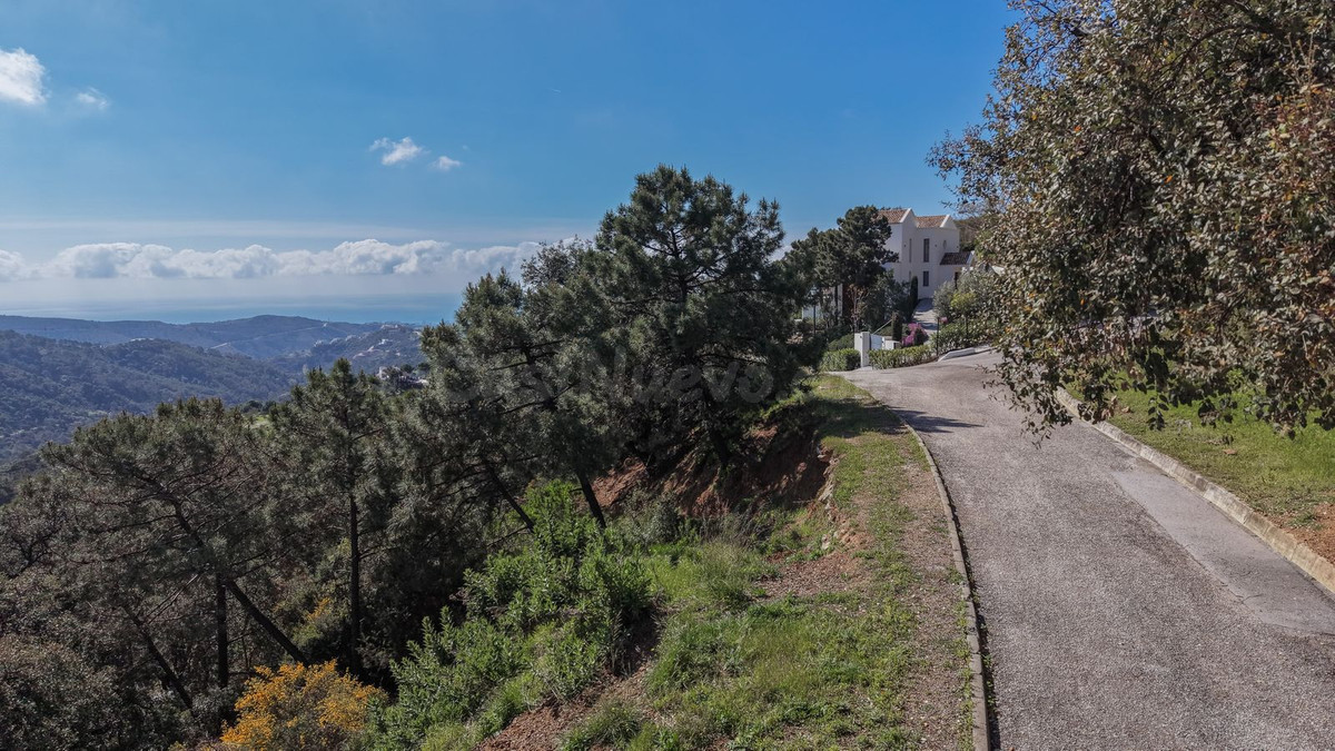 Terreno de 2300 m2 en Benahavís con vistas al mar