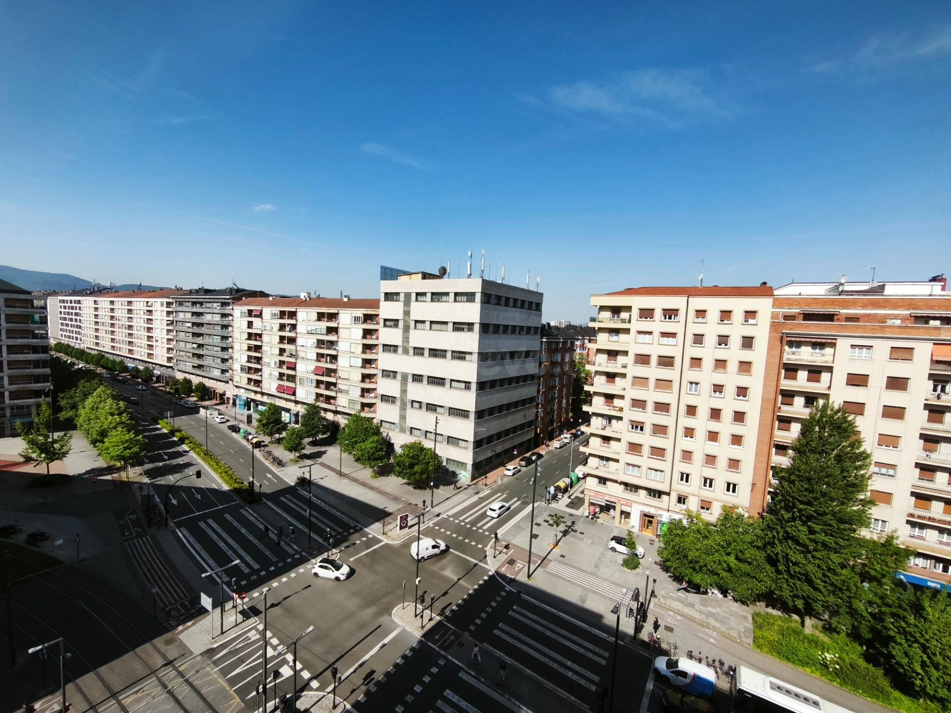FANTASTICA OPORTUNIDAD 8º PISO 92m2 en AVENIDA GASTEIZ esq. Beato - LUZ Y VISTAS- 3 hab. para entrar a vivir o Actualizar