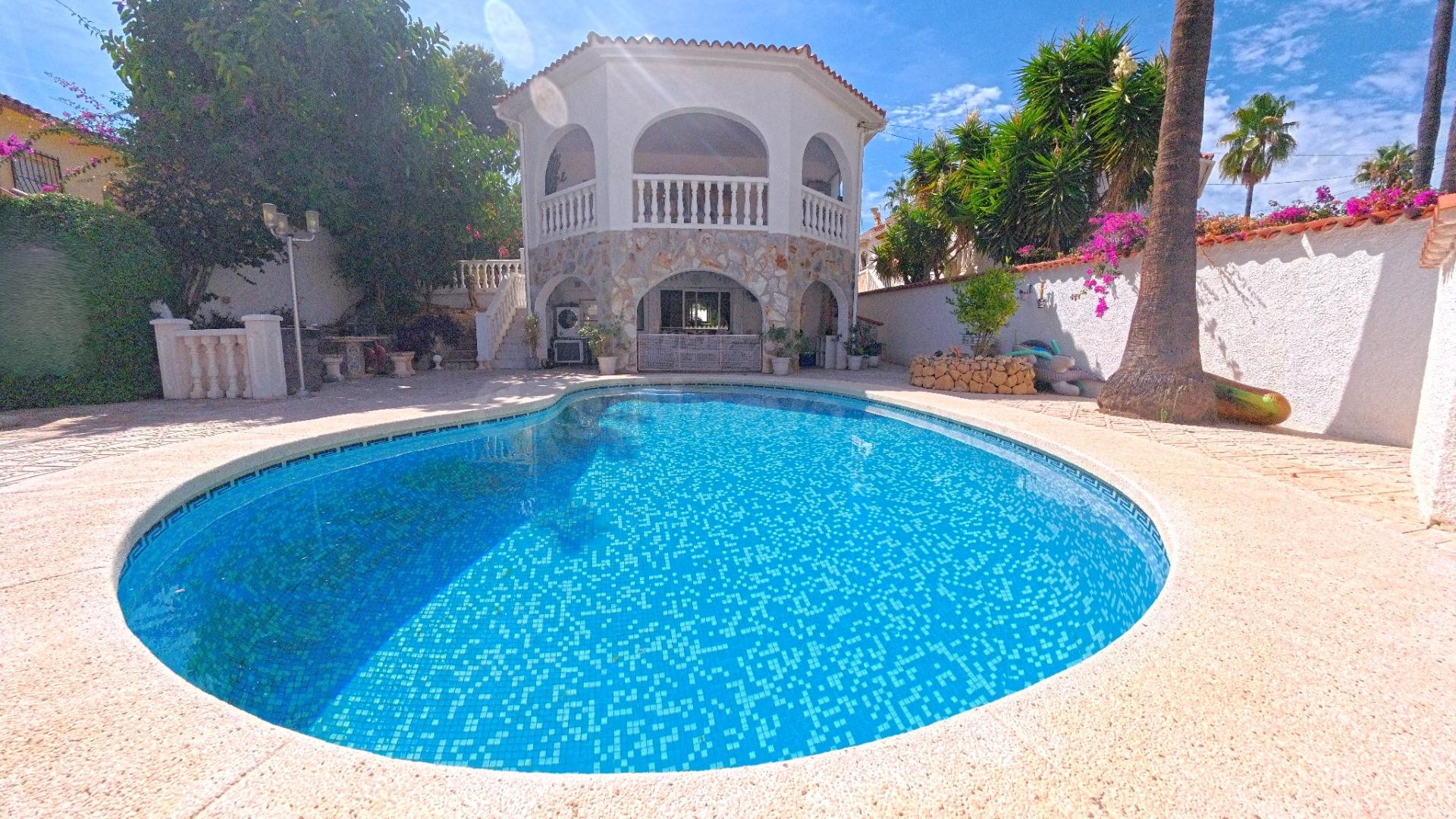 Chalet independiente de 4 habitaciones con piscina divida en dos plantas individuales