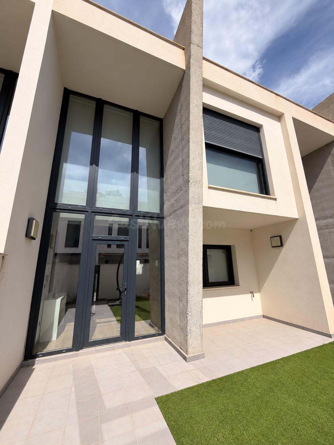 Moderno chalet adosado de 315m2 con gran garaje y piscina comunitaria