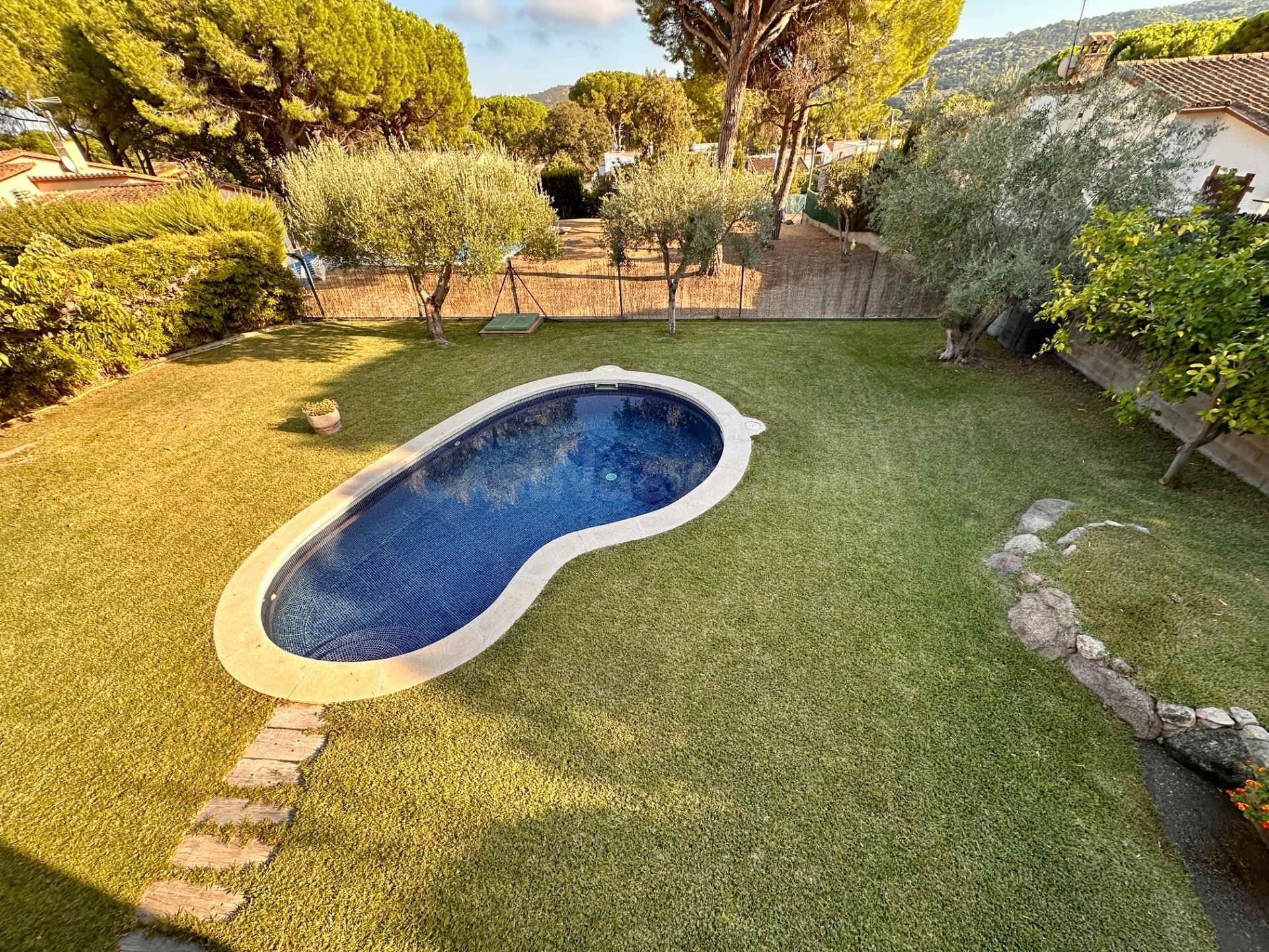 CALONGE: CHALET CON LICENCIA TURÍSTICA, GARAJE, JARDÍN Y PIS - foto 4