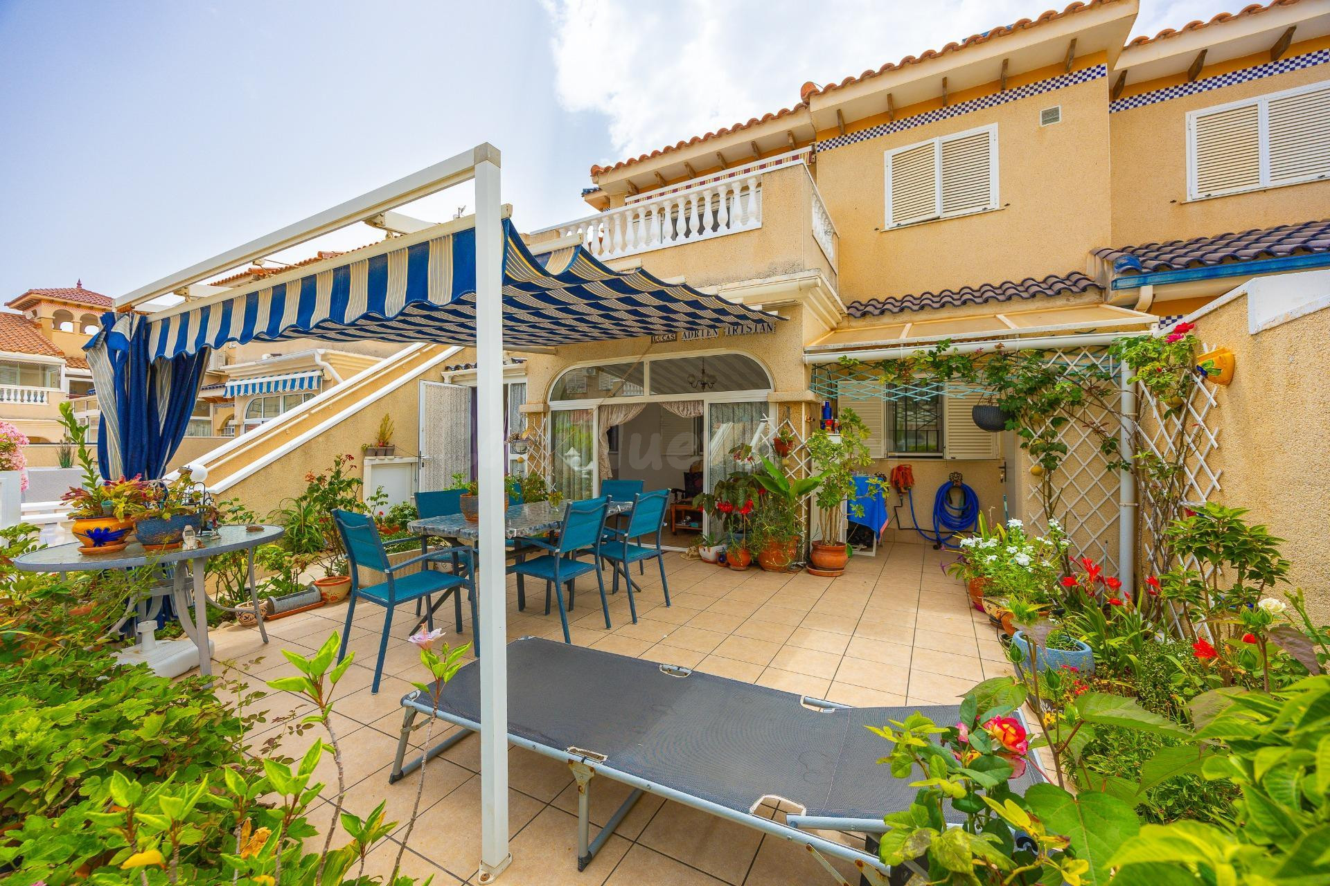 Bungalow de 2 dormitorios y piscina comunitaria en Orihuela Costa