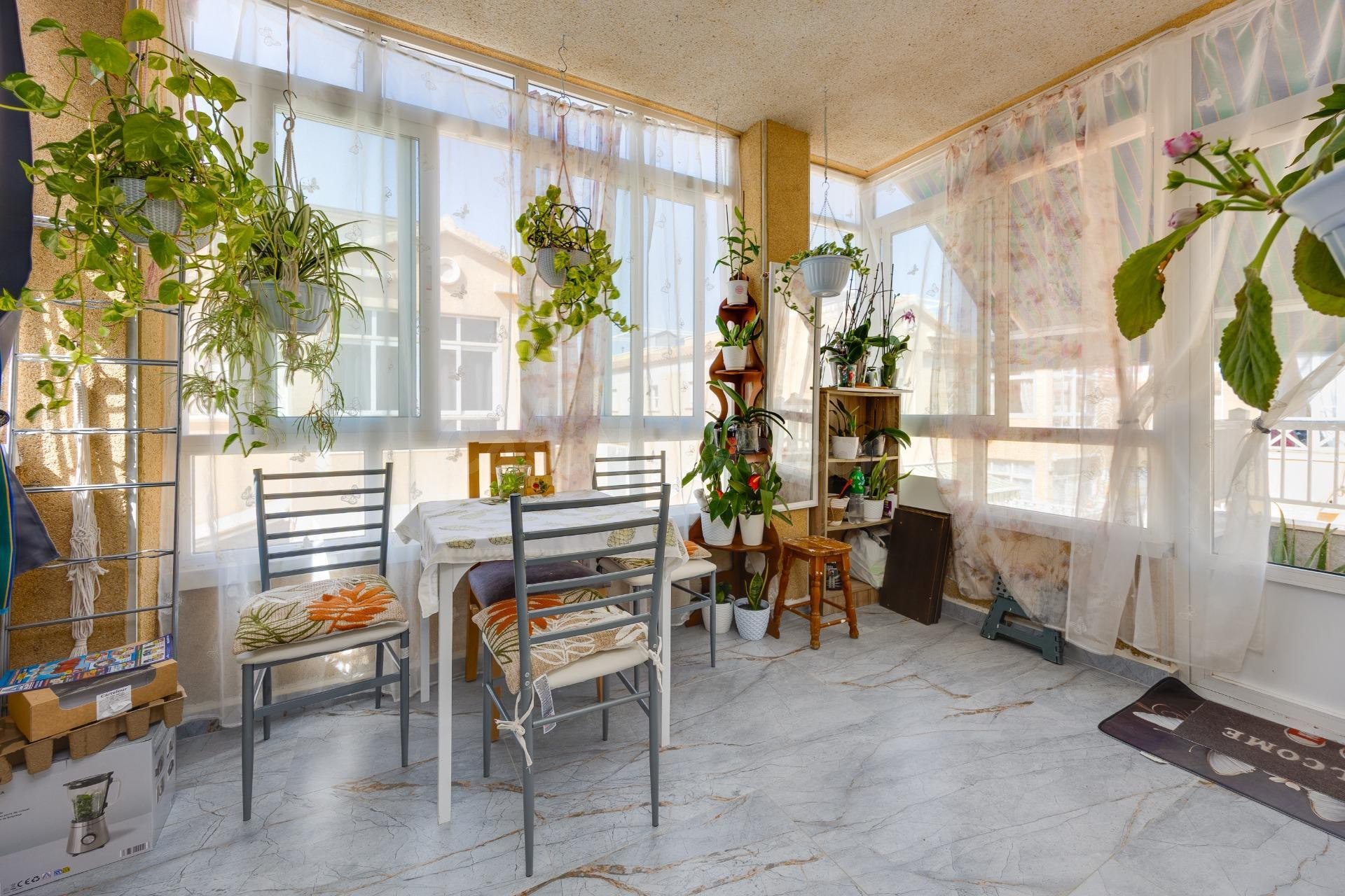 Bungalow planta alta reformado, en residencial con piscina comunitaria