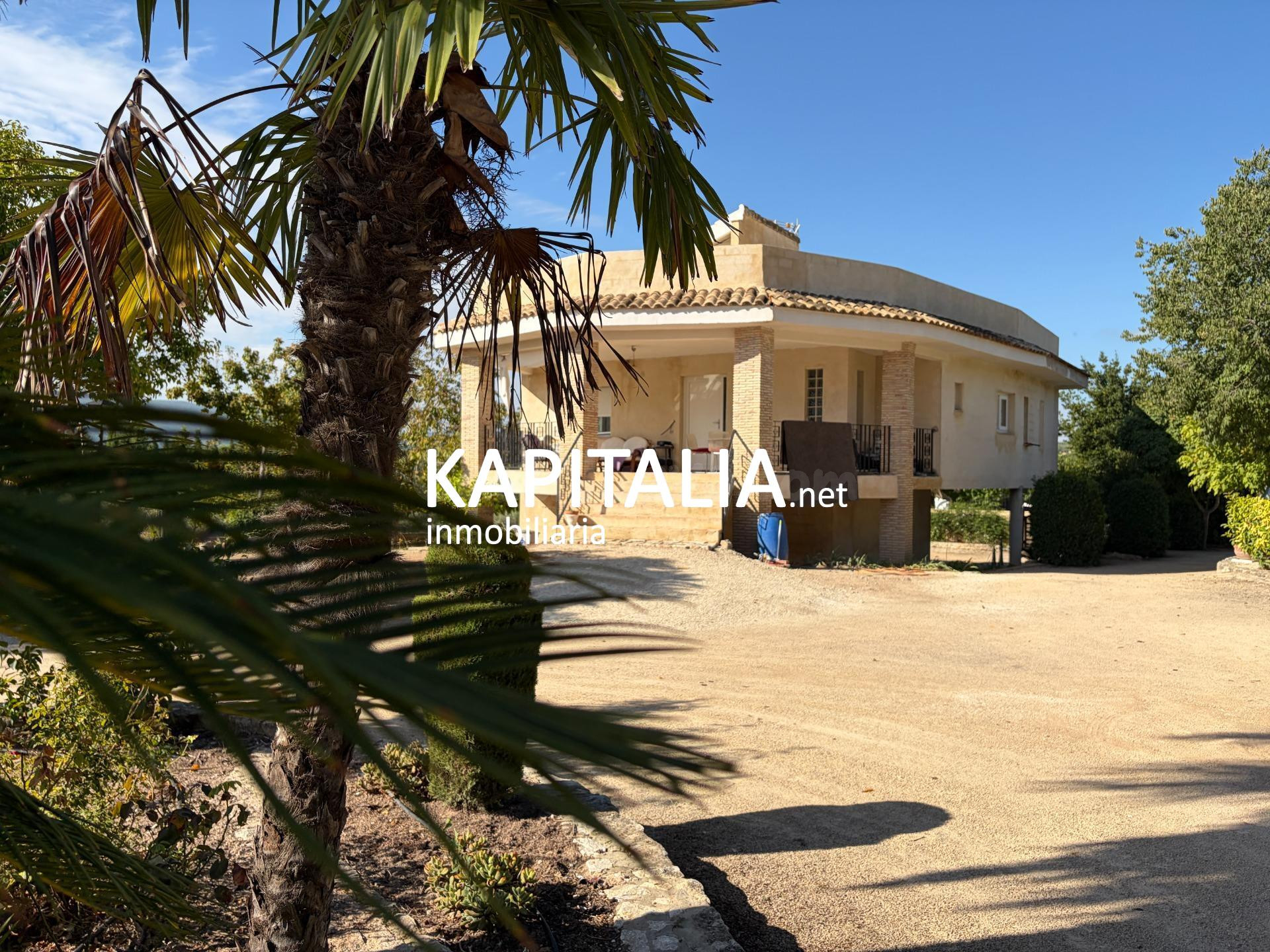 Chalet en venta en Ontinyent, a un paso del casco urbano y con bonitas vistas a la montaña.
