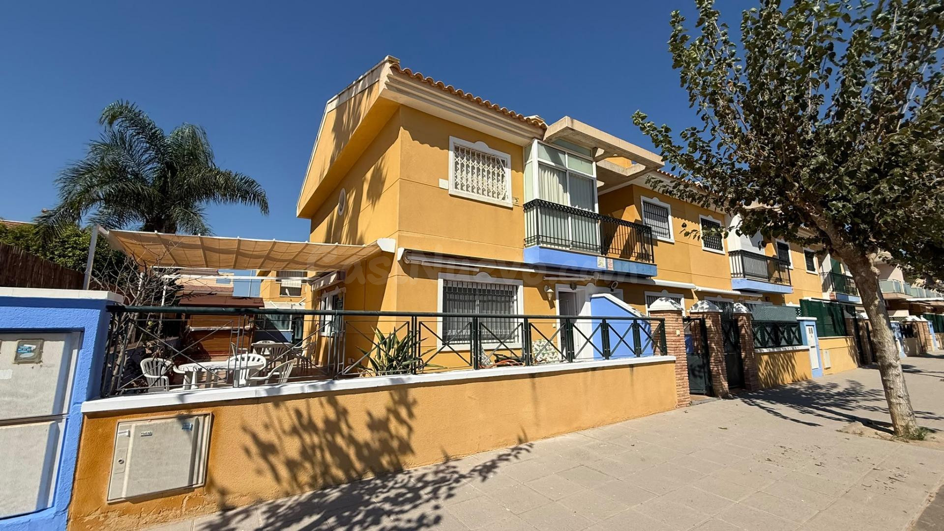 CHALET CON AMPLIA PARCELA JUNTO A LA PLAYA DE LAS HIGUERICAS – TORRE DE LA HORADADA