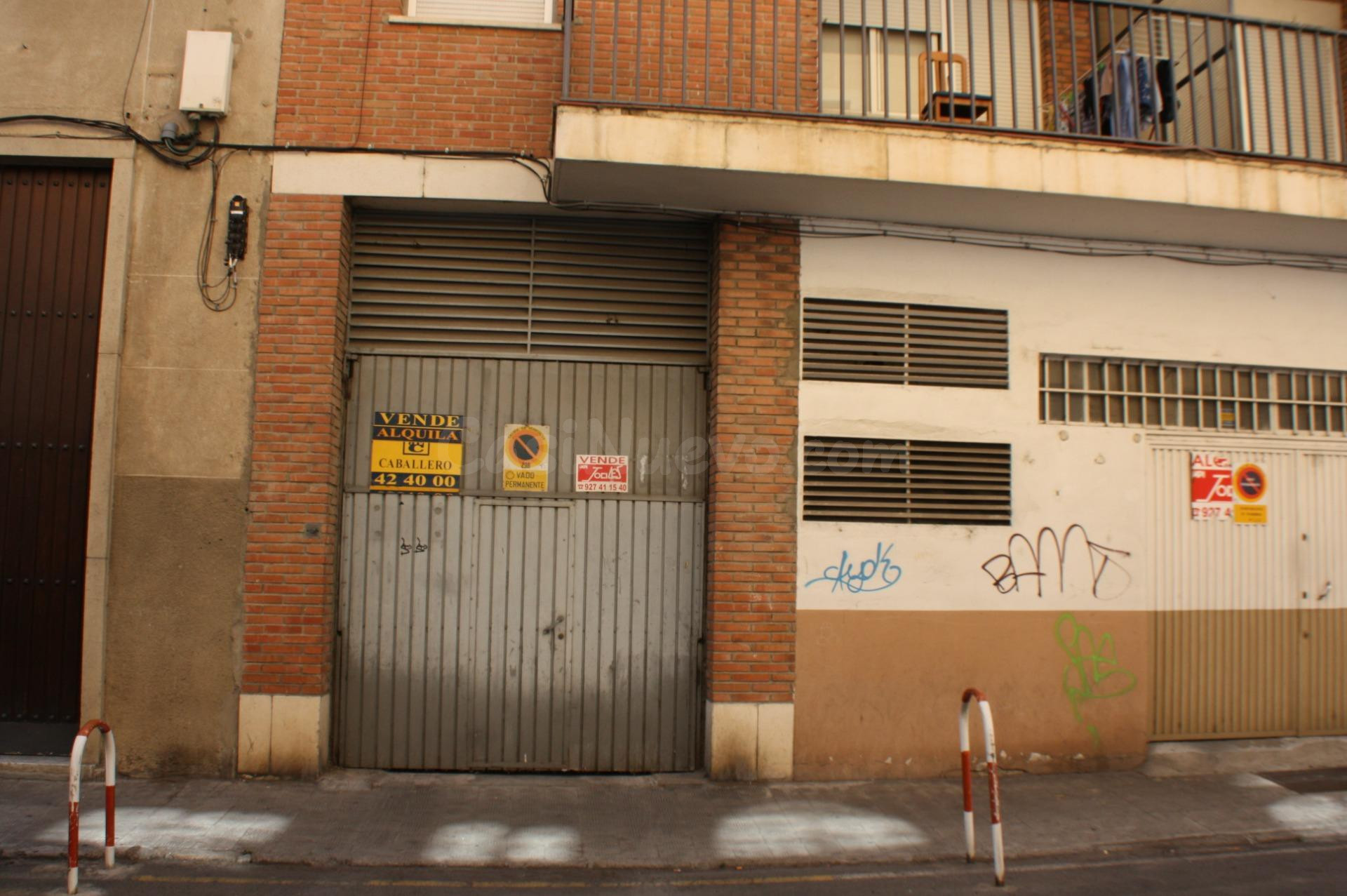 Plaza de garaje para coche mediano