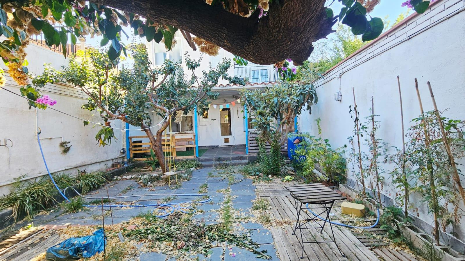 CASA PLANTA BAJA CON 2 VECINOS CON JARDÍN