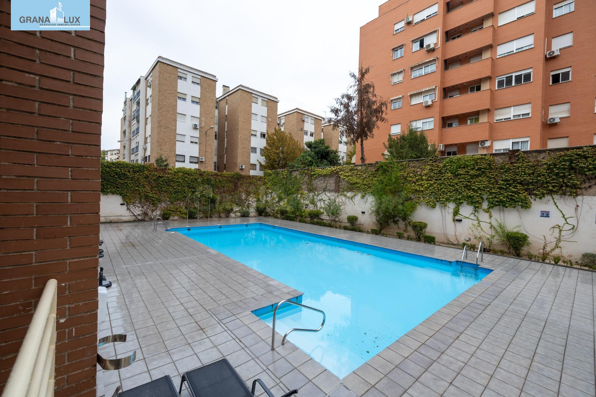 Piso de dos dormitorios en Sanders, en urbanización privada con piscina, pistas de padel, plaza de garaje y trastero