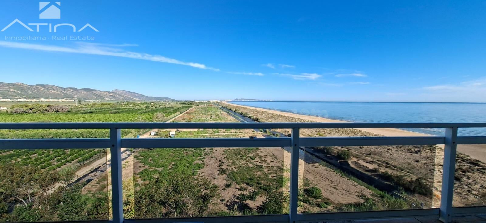 Ático de lujo en Playa de Gandia: vistas al mar, terraza panorámica y acceso directo a la playa en Residencial Aiguablava.
