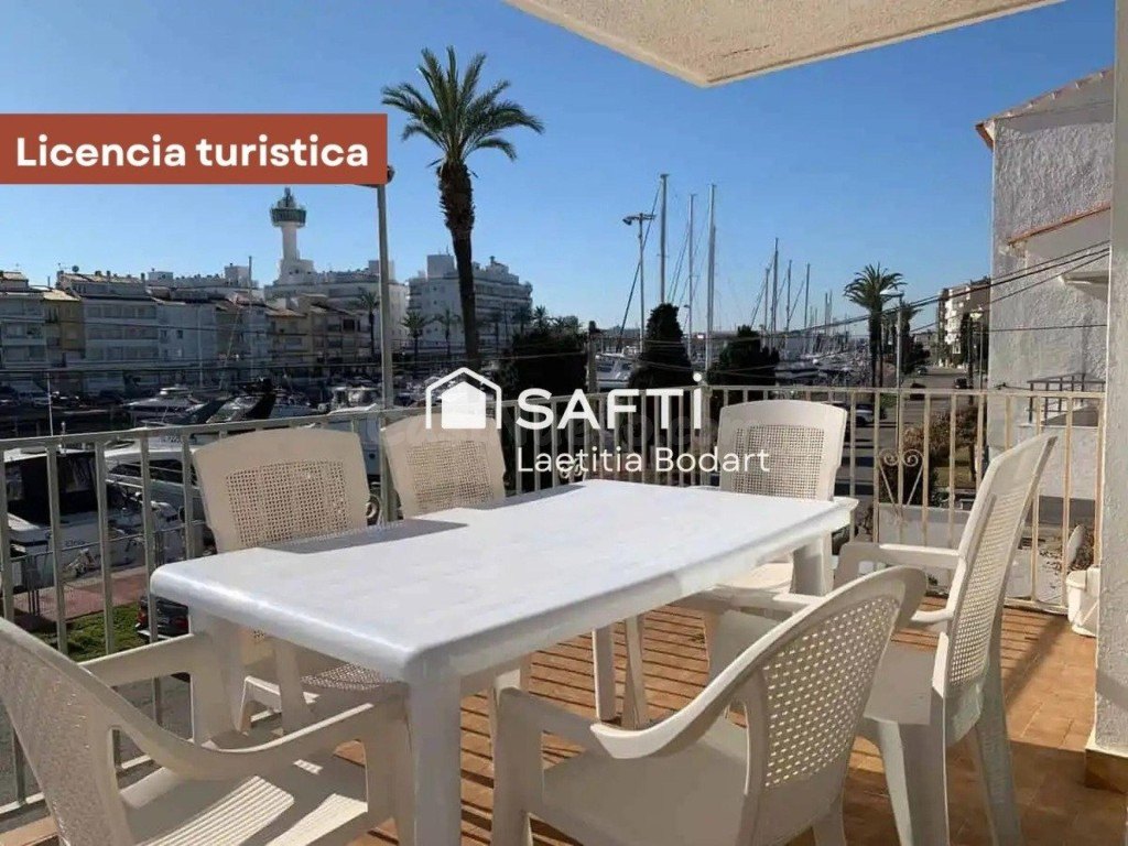 Apartamento reformado de 2 dormitorios con terrazas, vistas al canal y licencia turística – Empuriabrava