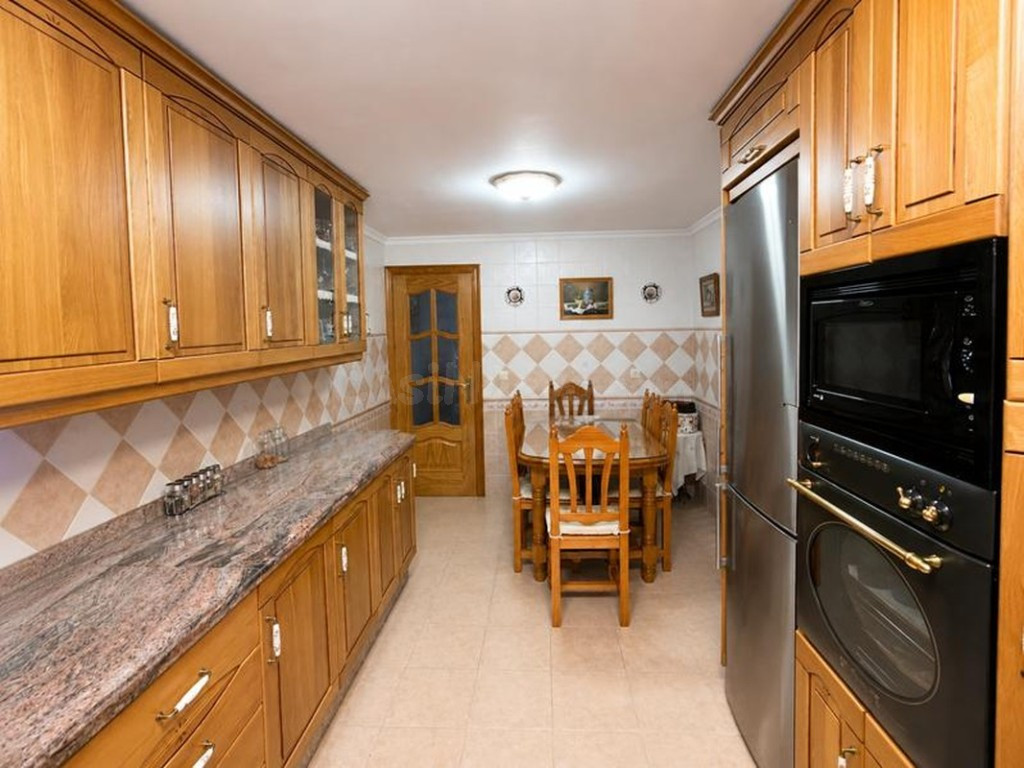 VENTA DE CASA ADOSADA EN ESTEPONA CON VISTAS AL MAR Y UBICACIÓN PRIVILEGIADA