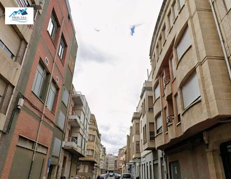 Venta de local comercial en La Bañeza (León) - foto 2