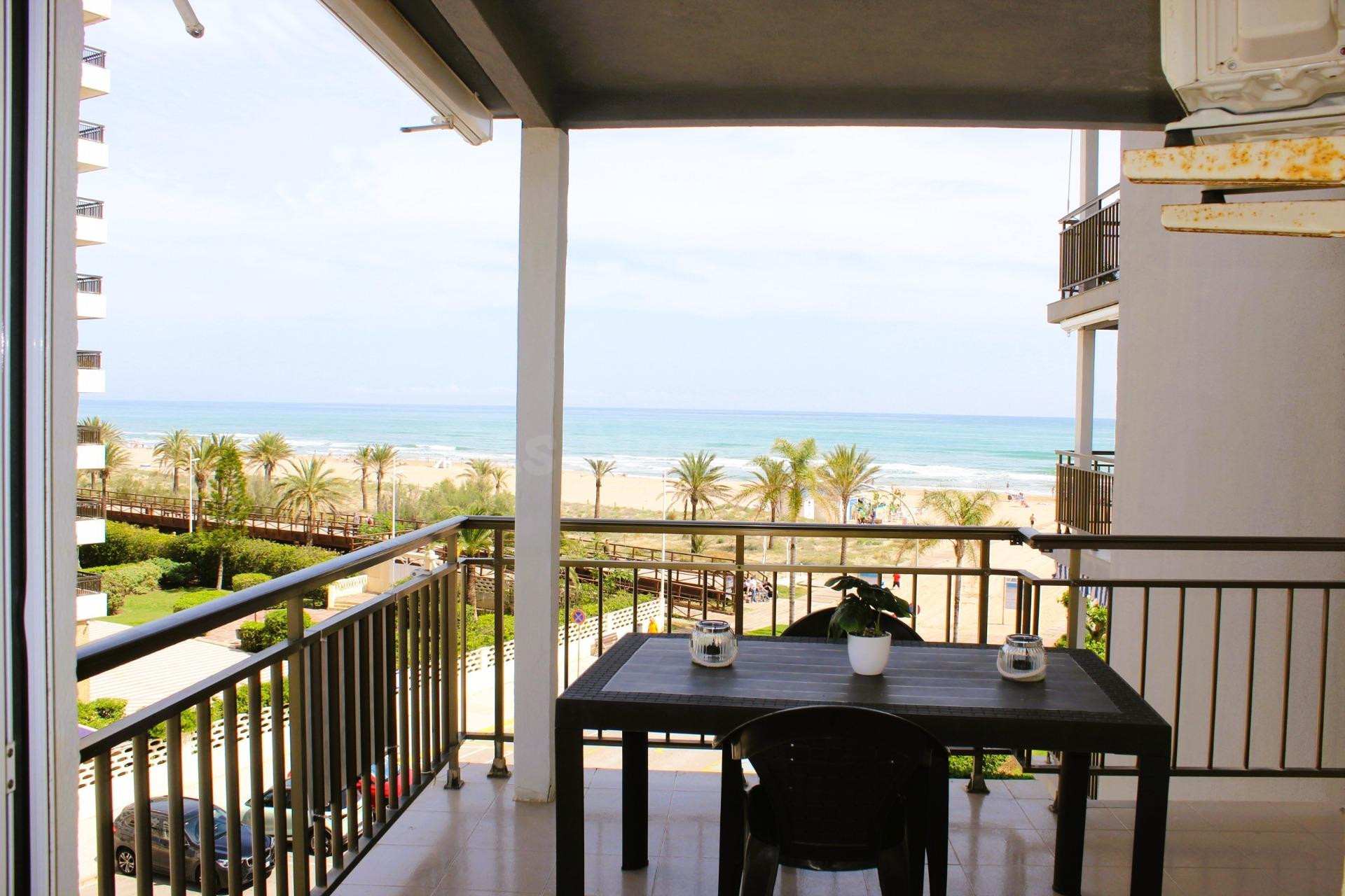 PLAYA GANDIA- PRIMERA LINEA PLAYA APARTAMENTO | Despierta frente al mar