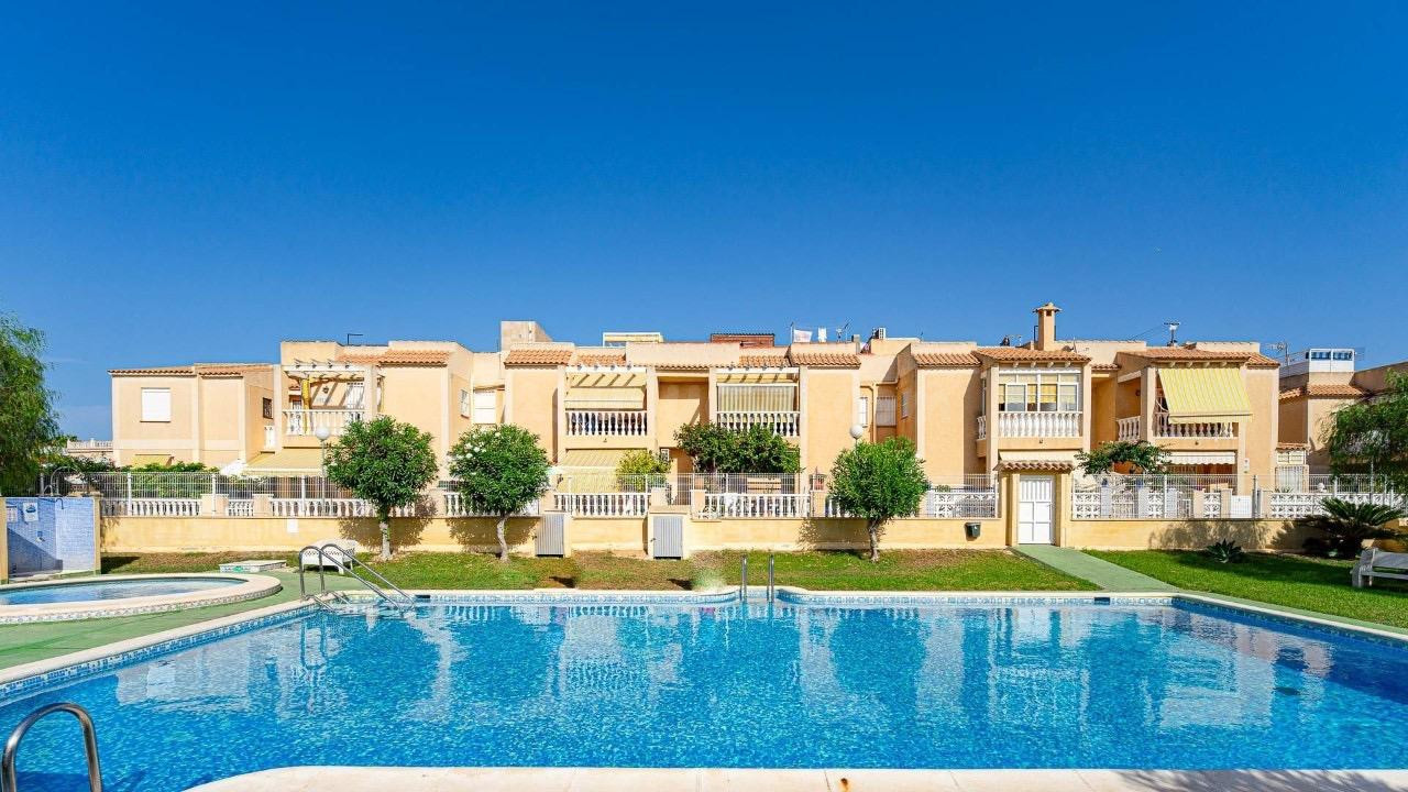 Bungalow en planta baja de 3 dormitorios con jardín y piscina comunitaria en Torrevieja