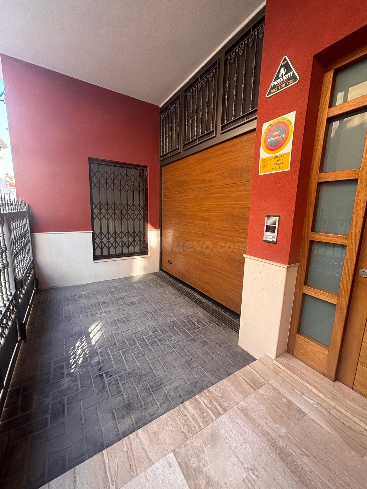 MAGNIFICO EDIFICIO EN EL CENTRO DE TOTANA