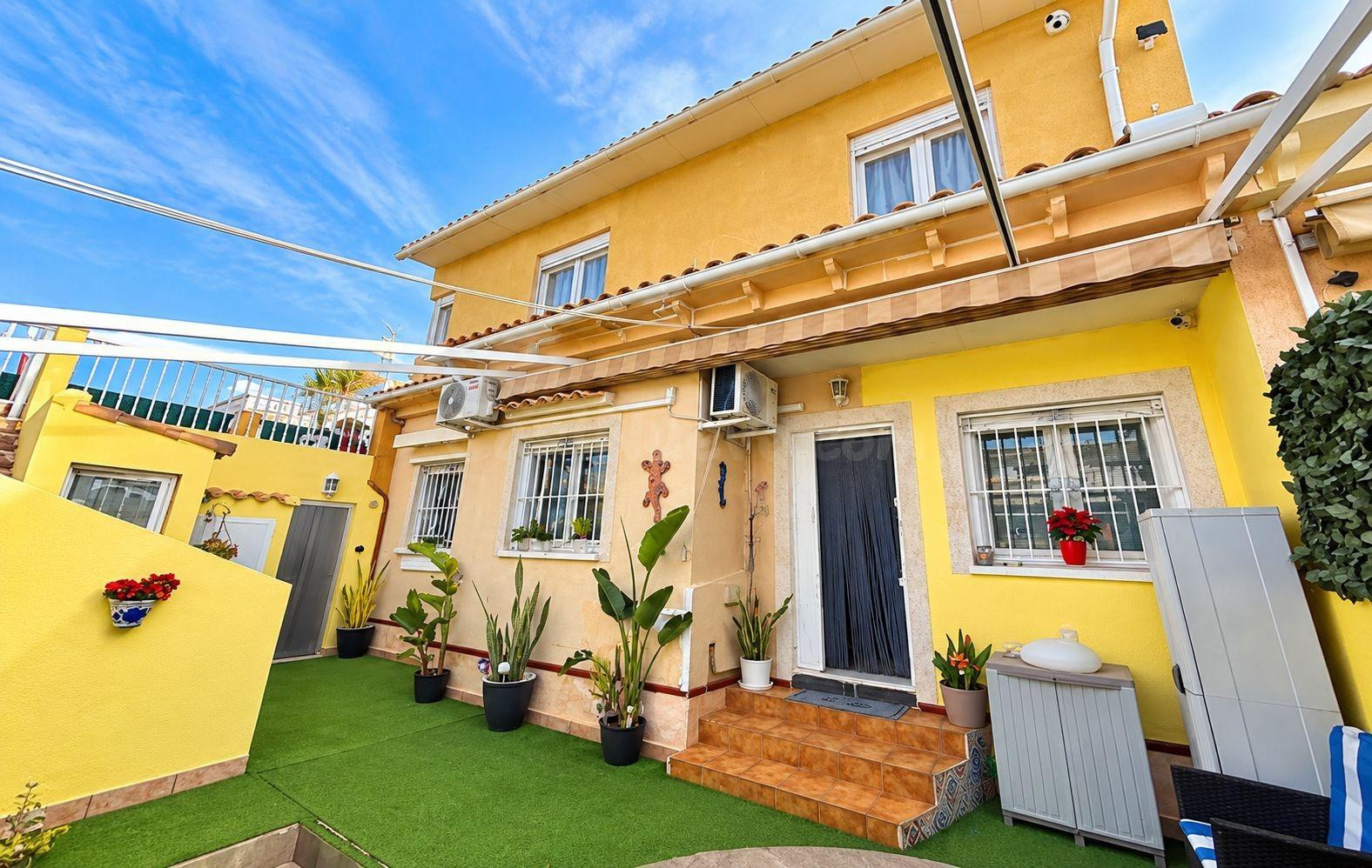 CASA ADOSADA ÚNICA DE 4 habitaciones CON 3 ÁREAS INDEPENDIENTES | LA FLORIDA - ORIHUELA COSTA
