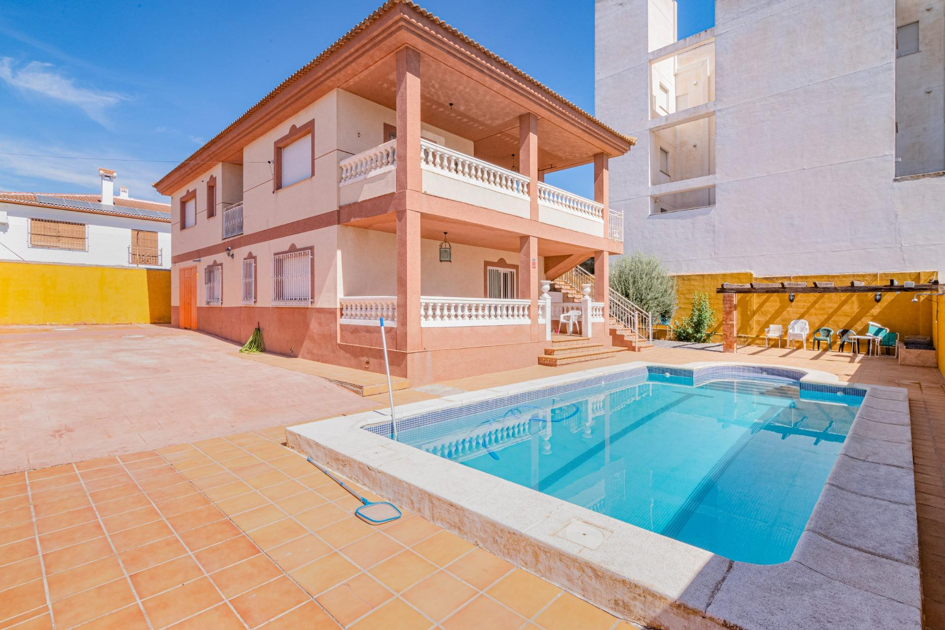 ¡Impresionante Chalet en Lachar con Piscina y Amplios Espacios! ✨