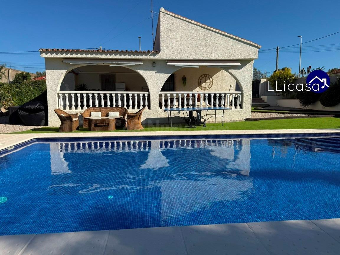 Chalet independiente en venta en urbanización de Llíria