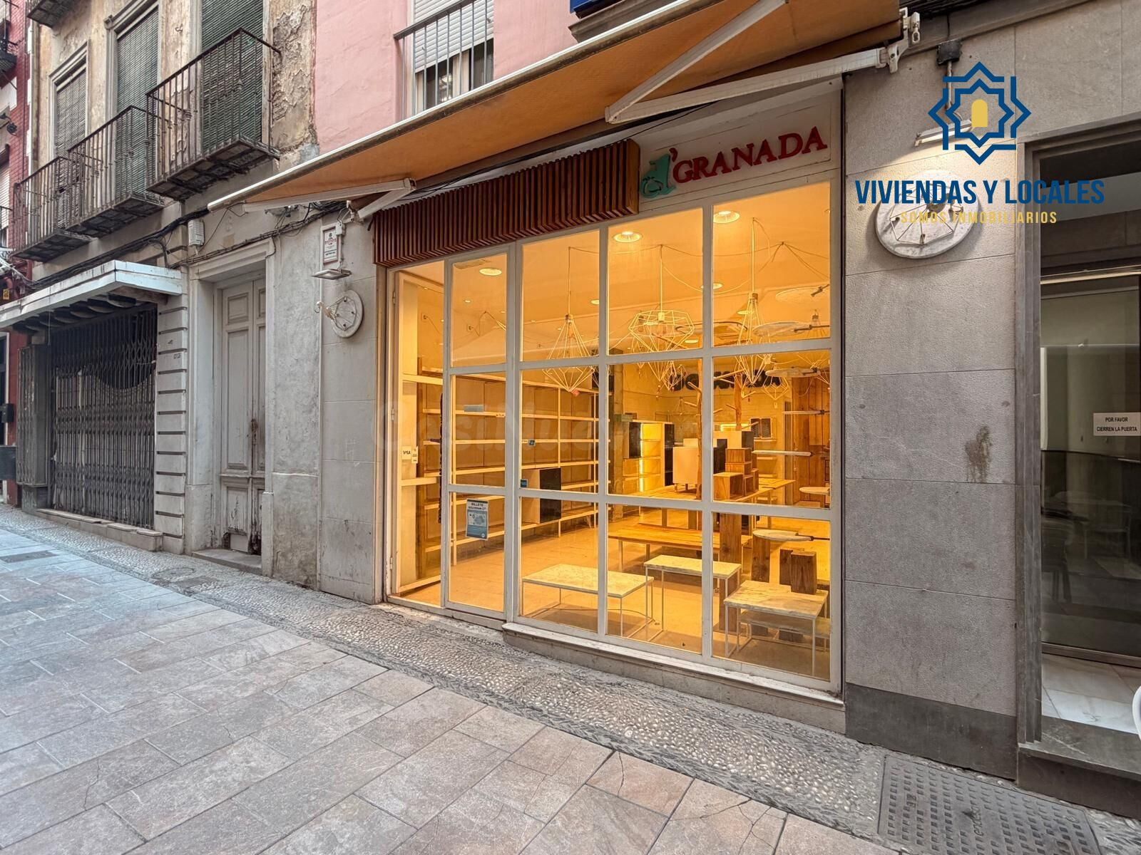 Calle Navas. Local comercial con salida de humos en la zona mas famosa de bares en Granada.