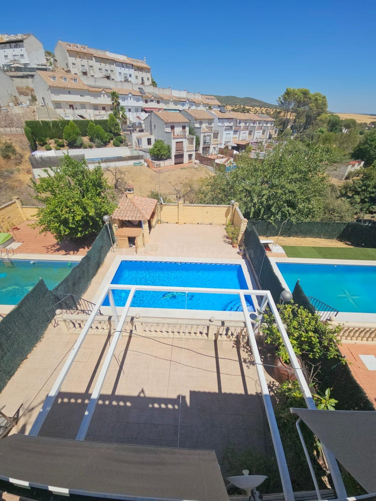 229 m2, 3 plantas y 8 placas solares para vivir sin mirar el