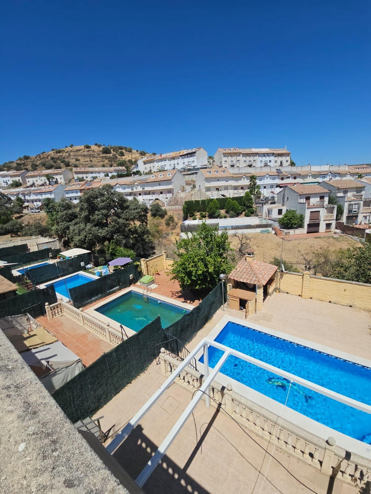 229 m2, 3 plantas y 8 placas solares para vivir sin mirar el - foto 2